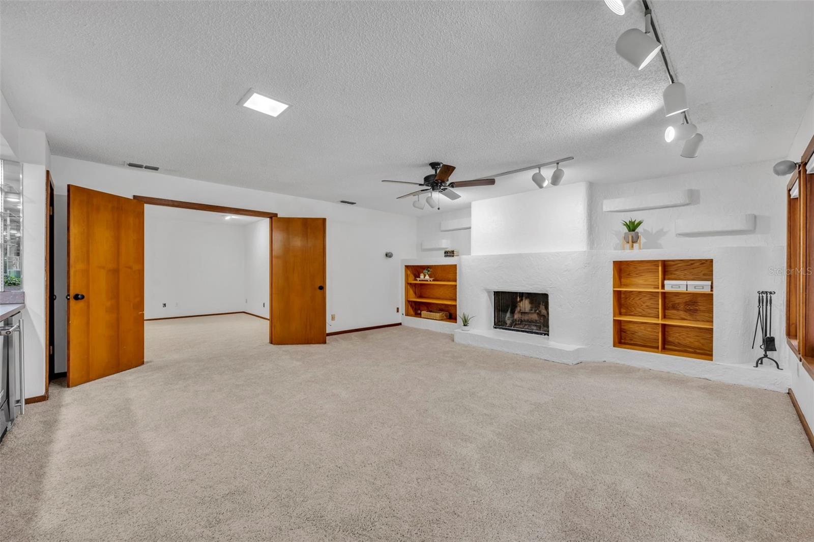 Image 12 of 53 For 1001 Versailles Court