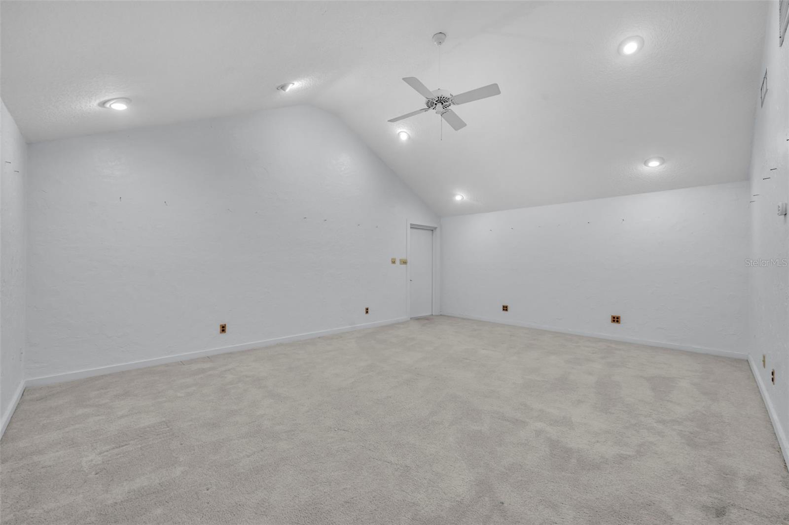 Image 14 of 53 For 1001 Versailles Court