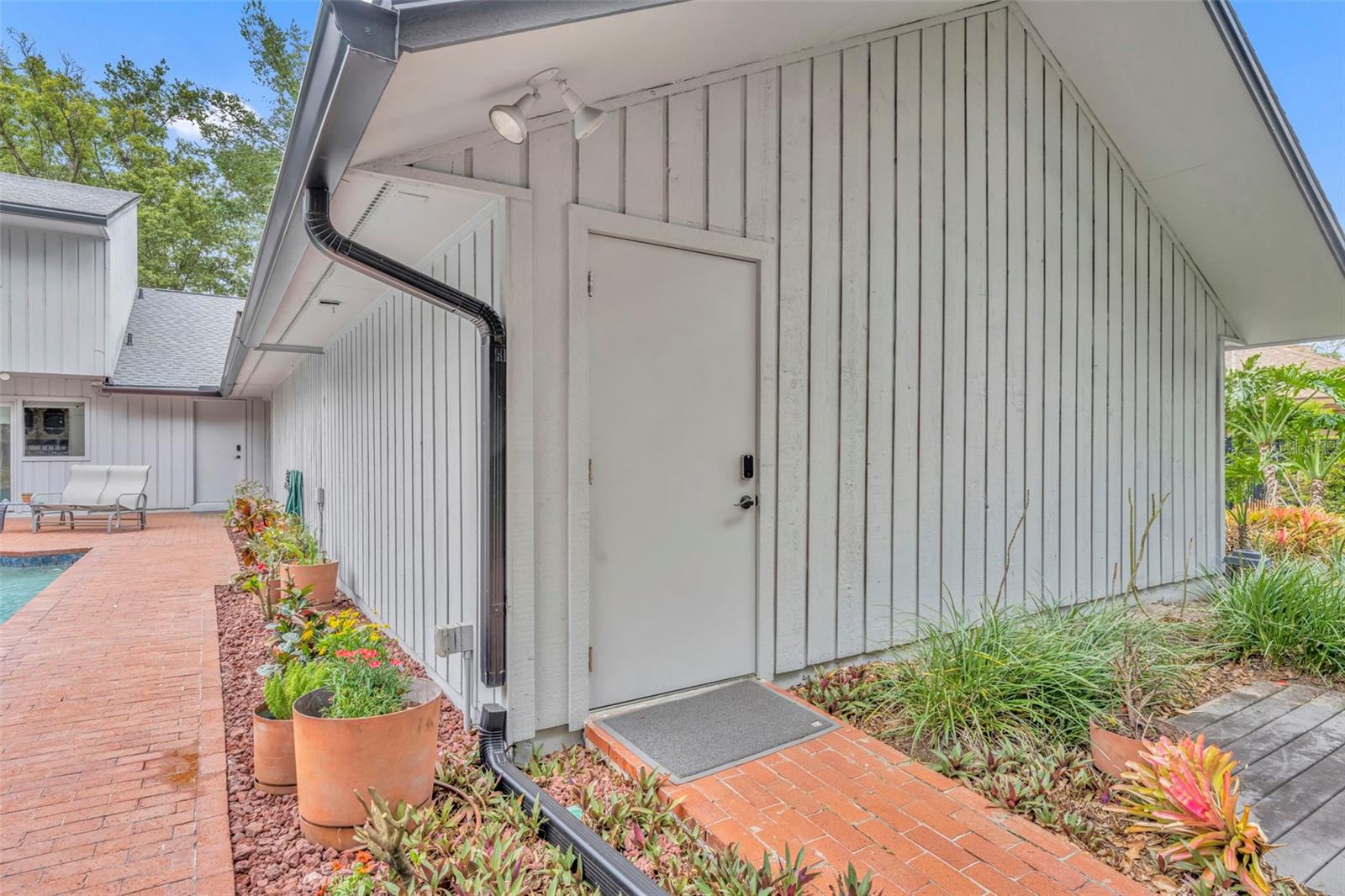 Image 15 of 53 For 1001 Versailles Court