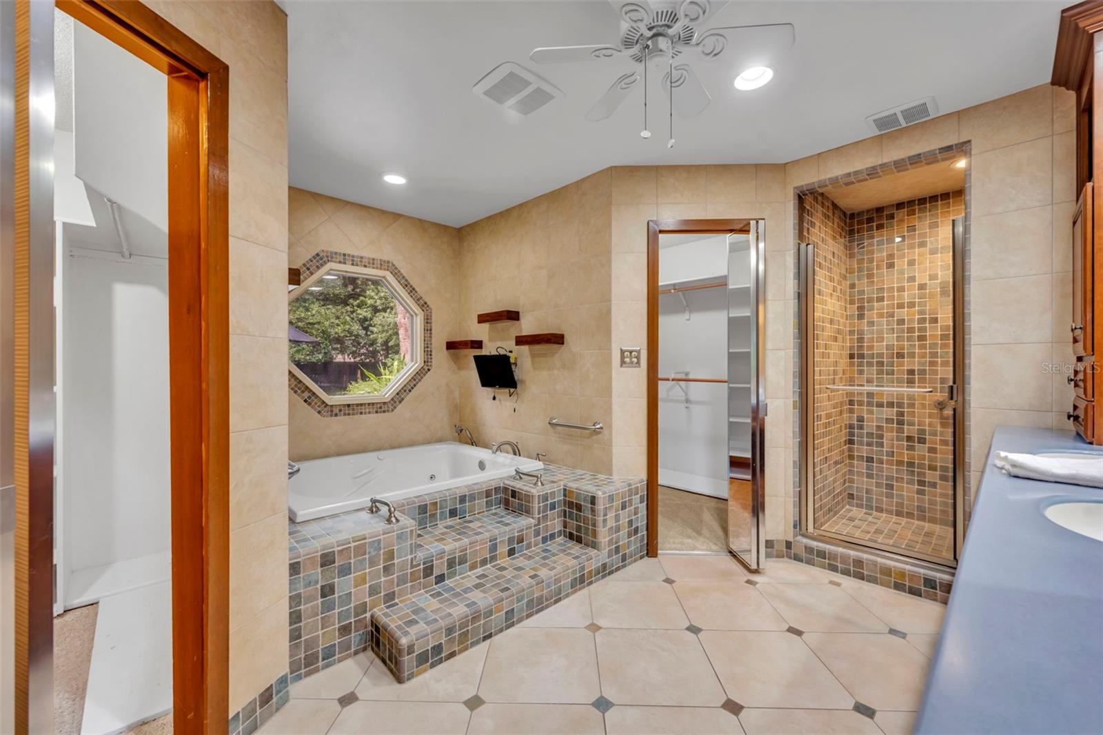 Image 18 of 53 For 1001 Versailles Court