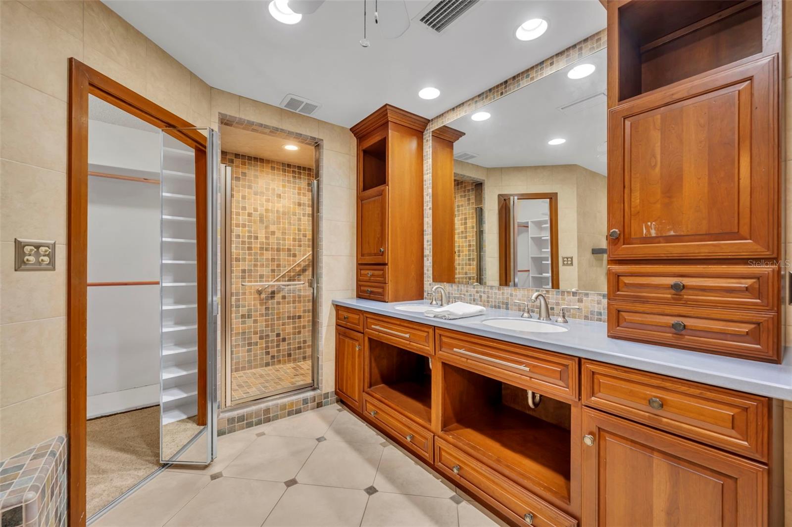 Image 19 of 53 For 1001 Versailles Court