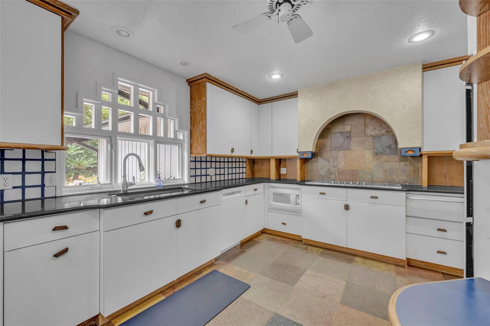 Image 22 of 53 For 1001 Versailles Court