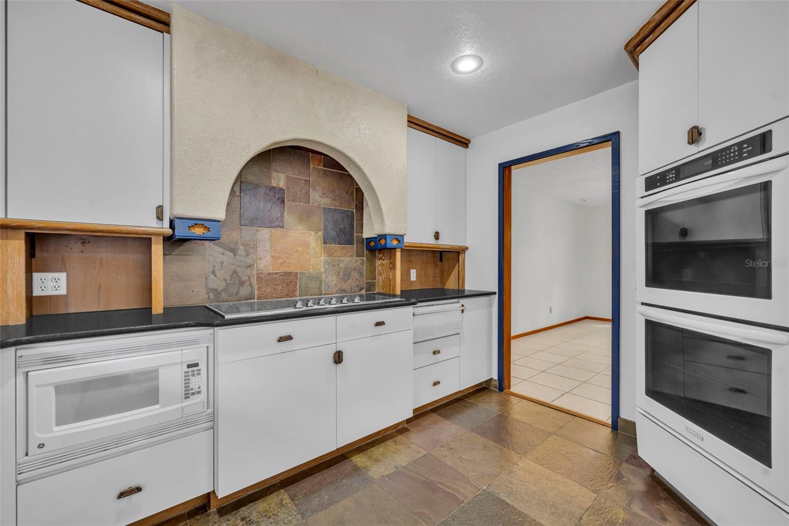 Image 23 of 53 For 1001 Versailles Court