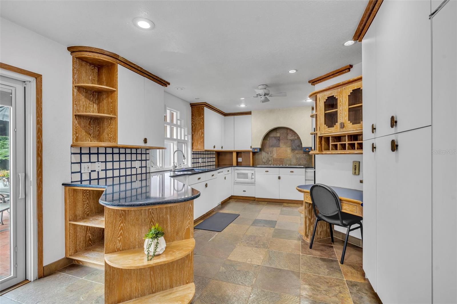 Image 24 of 53 For 1001 Versailles Court