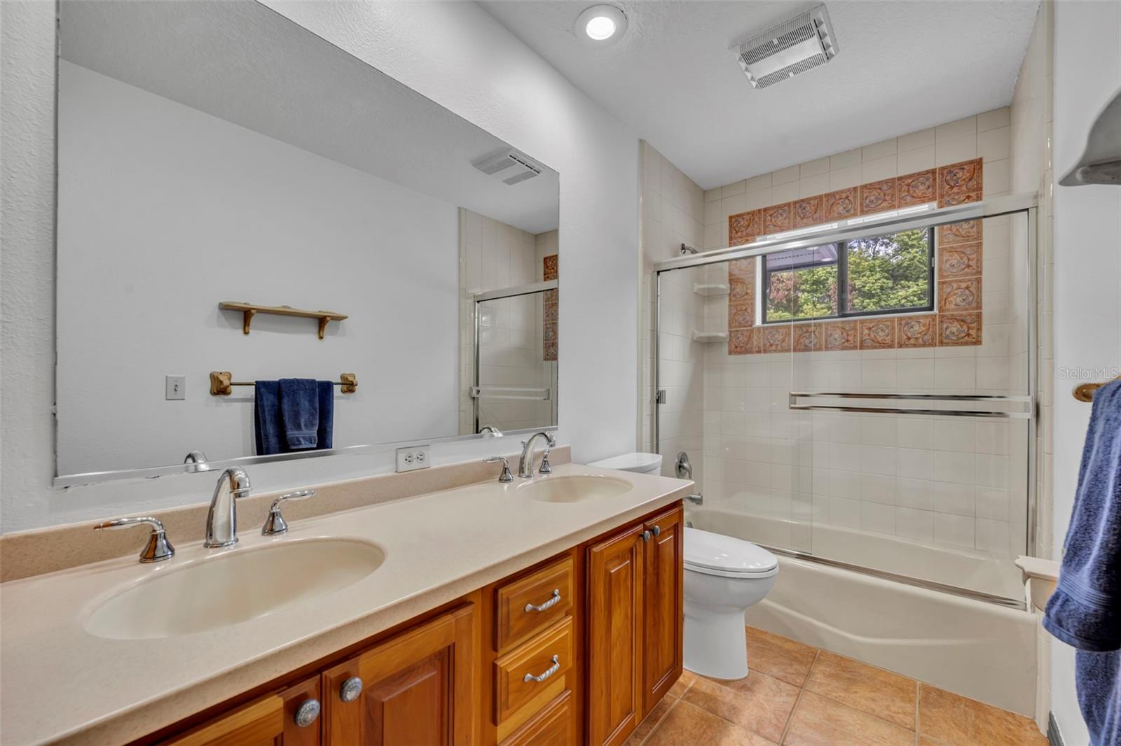 Image 36 of 53 For 1001 Versailles Court