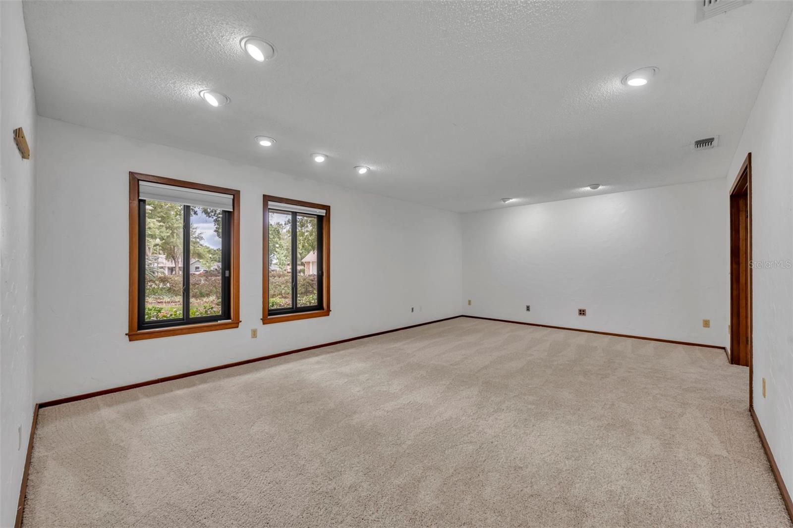 Image 7 of 53 For 1001 Versailles Court