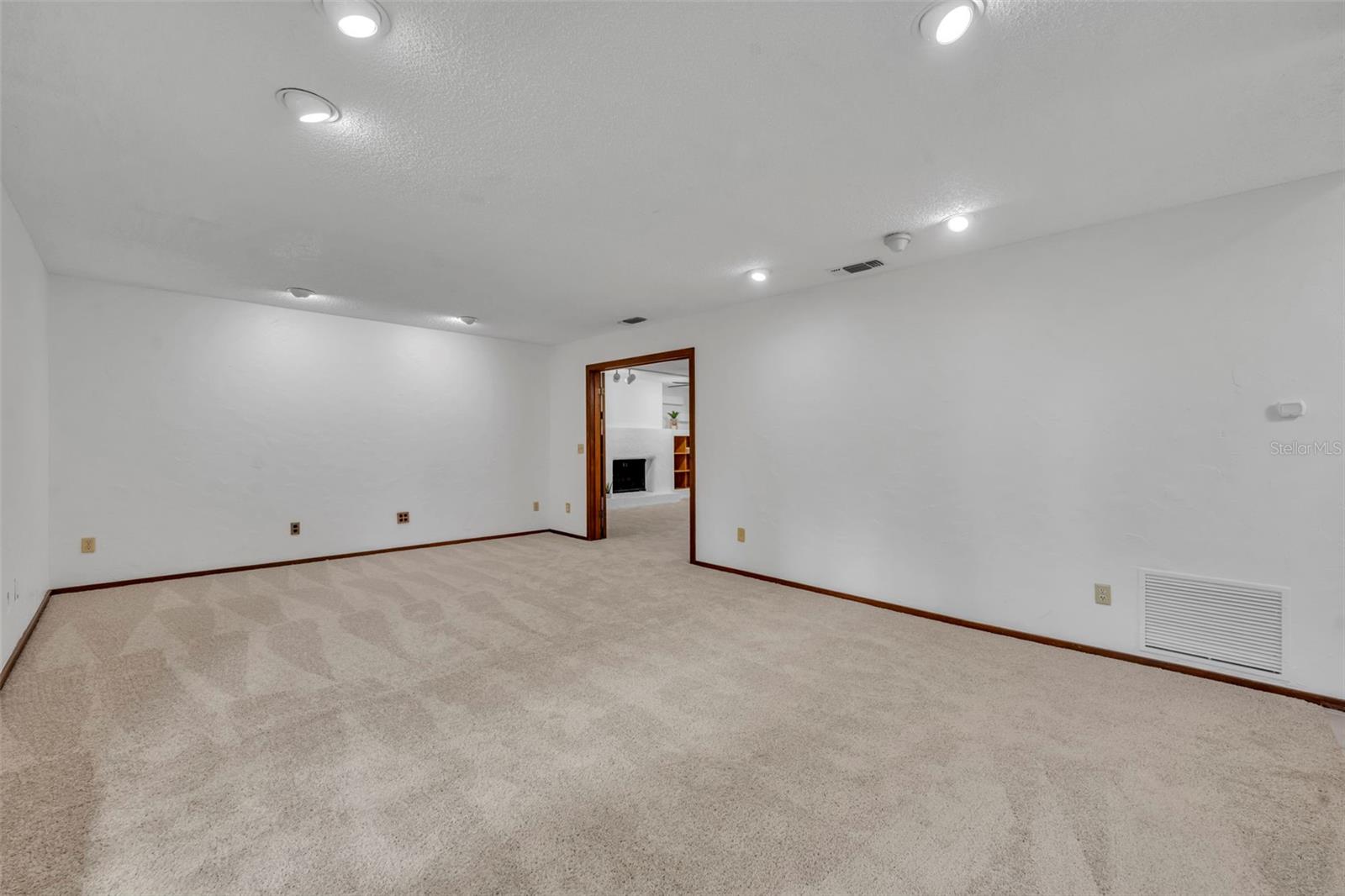 Image 8 of 53 For 1001 Versailles Court