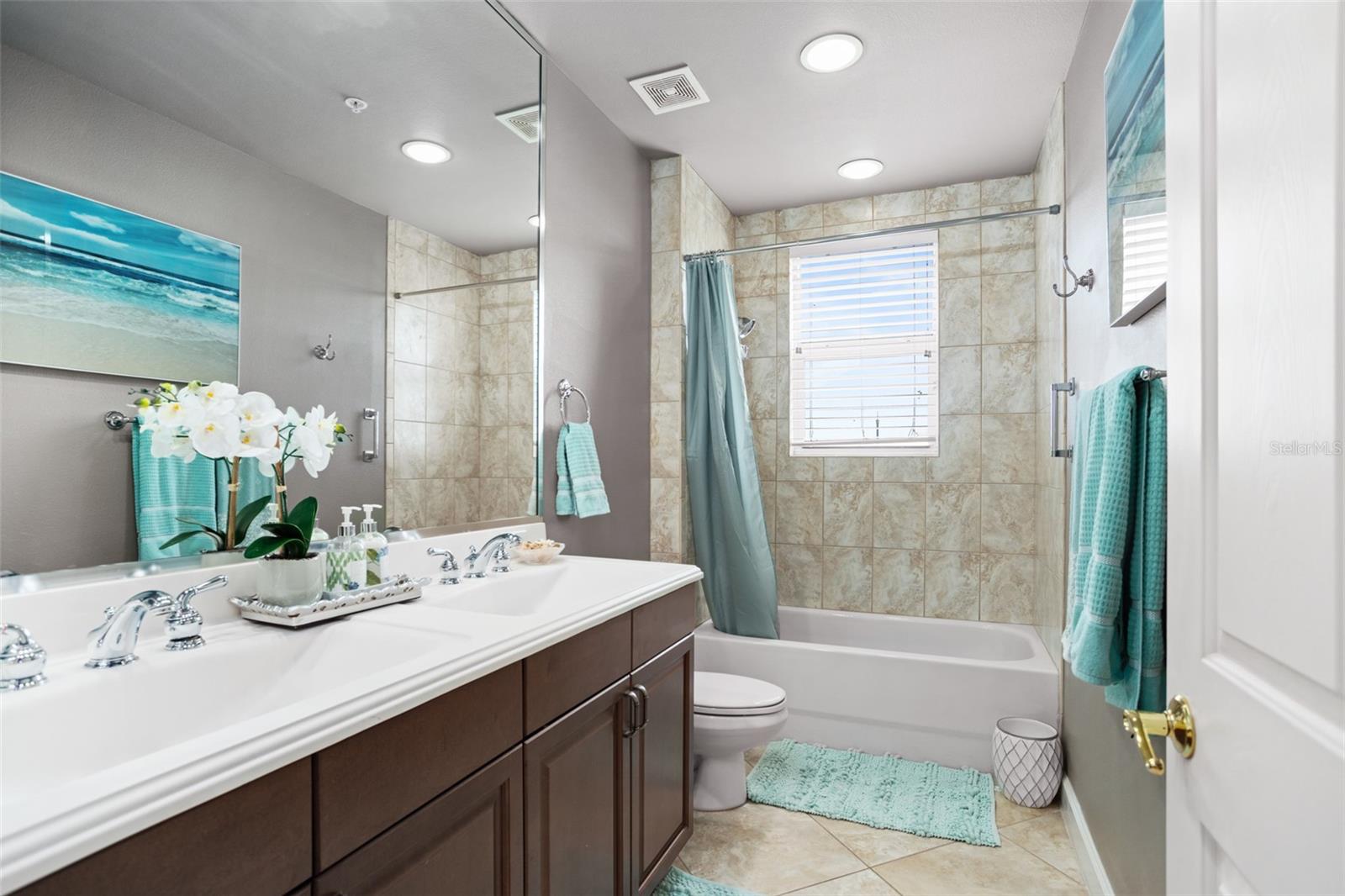 Listing photo id 10 for 8743 The Esplanade  24