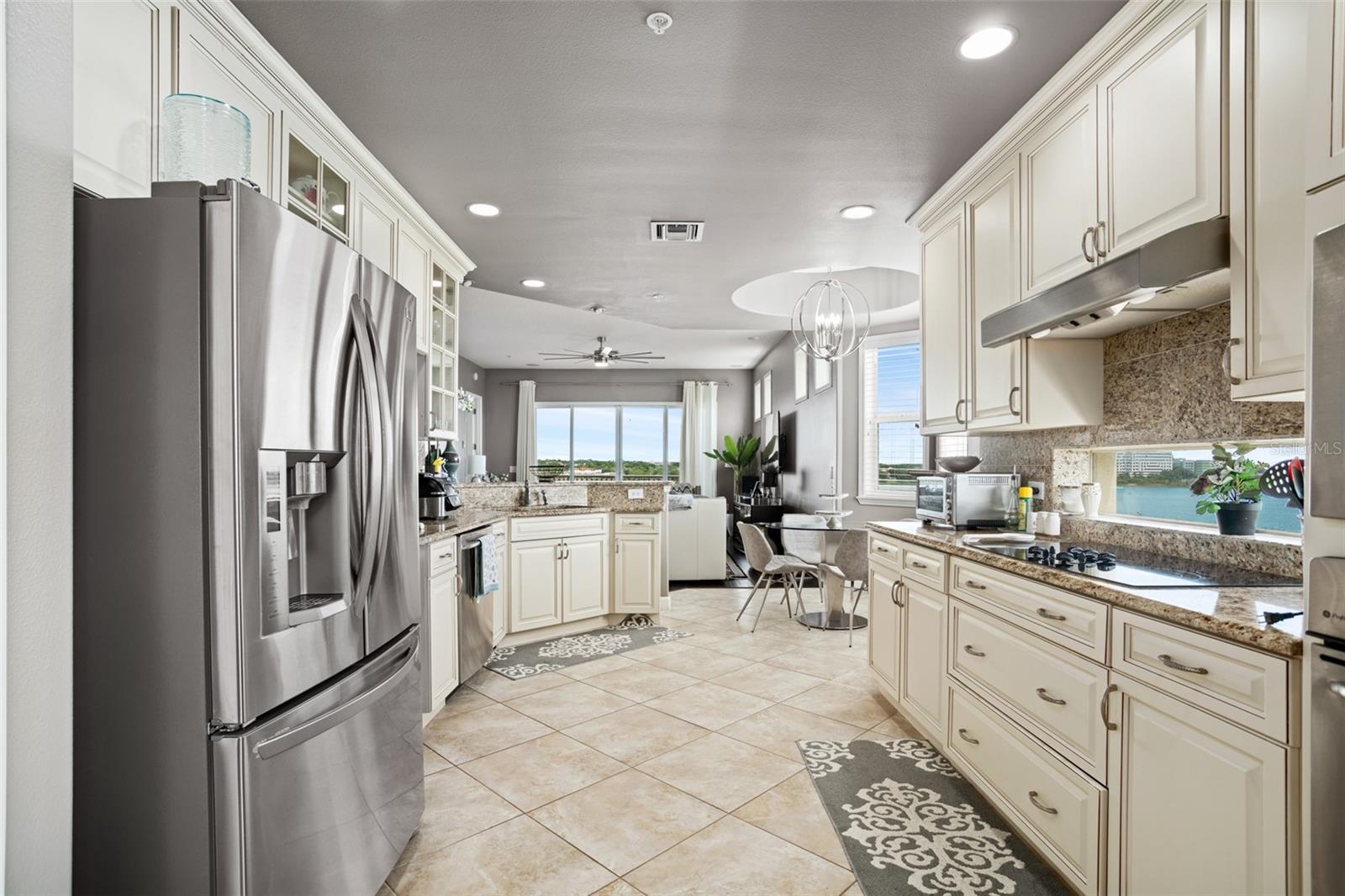 Listing photo id 15 for 8743 The Esplanade  24