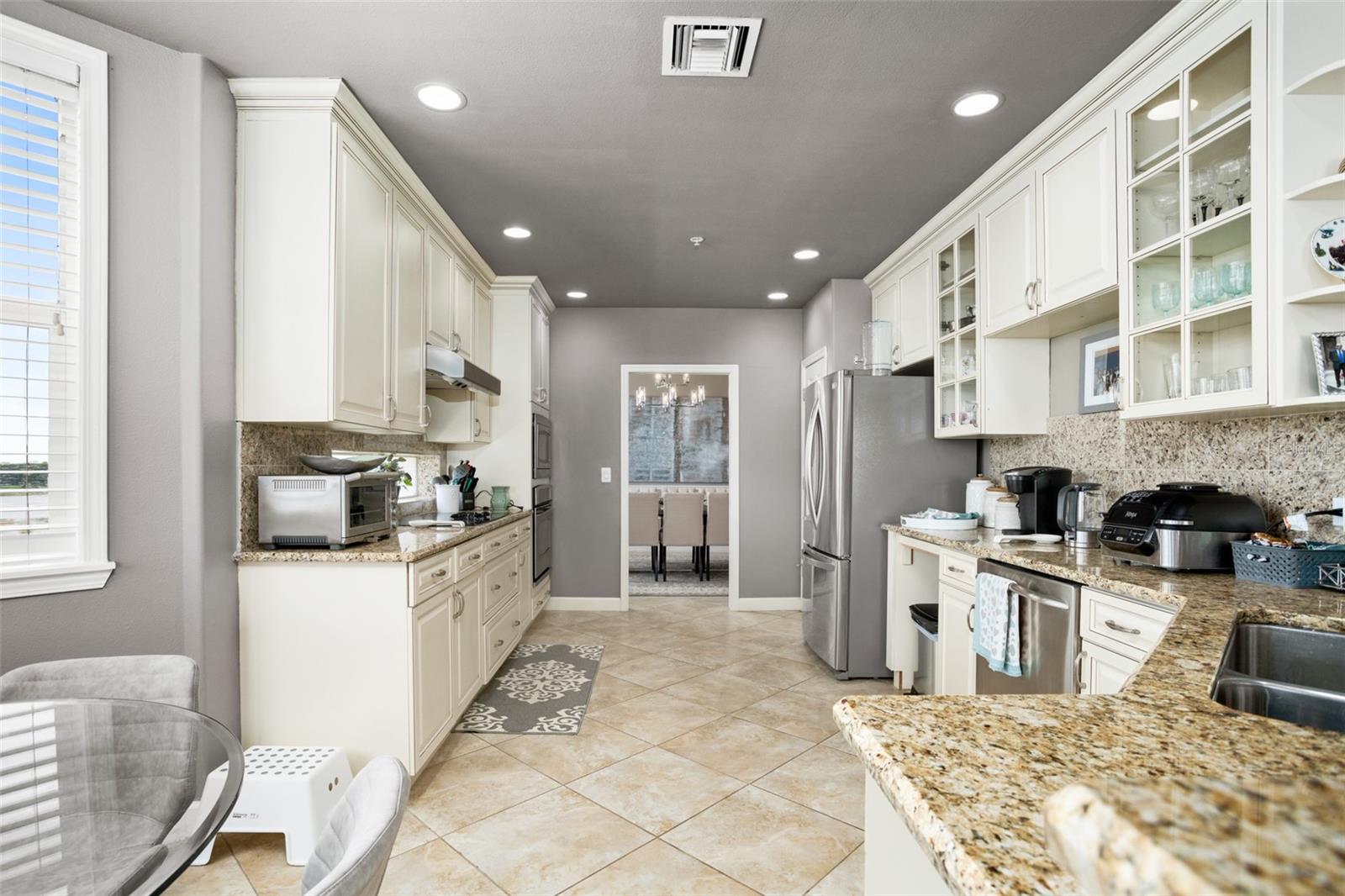 Listing photo id 17 for 8743 The Esplanade  24