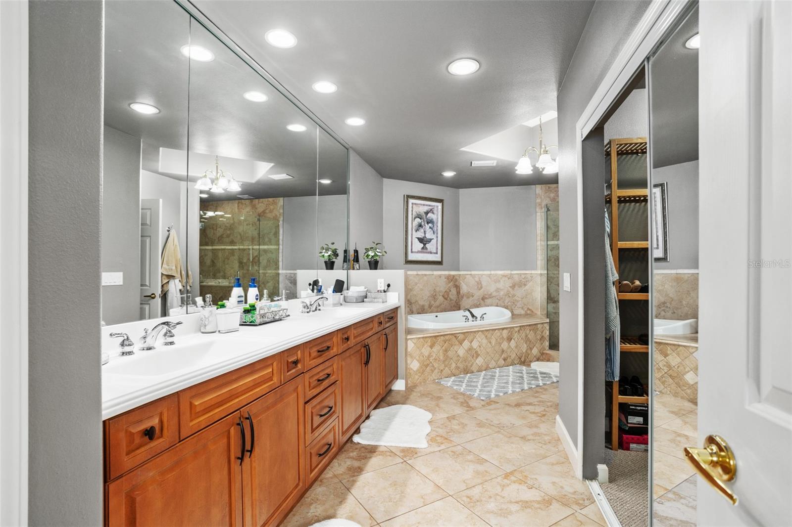 Listing photo id 25 for 8743 The Esplanade  24