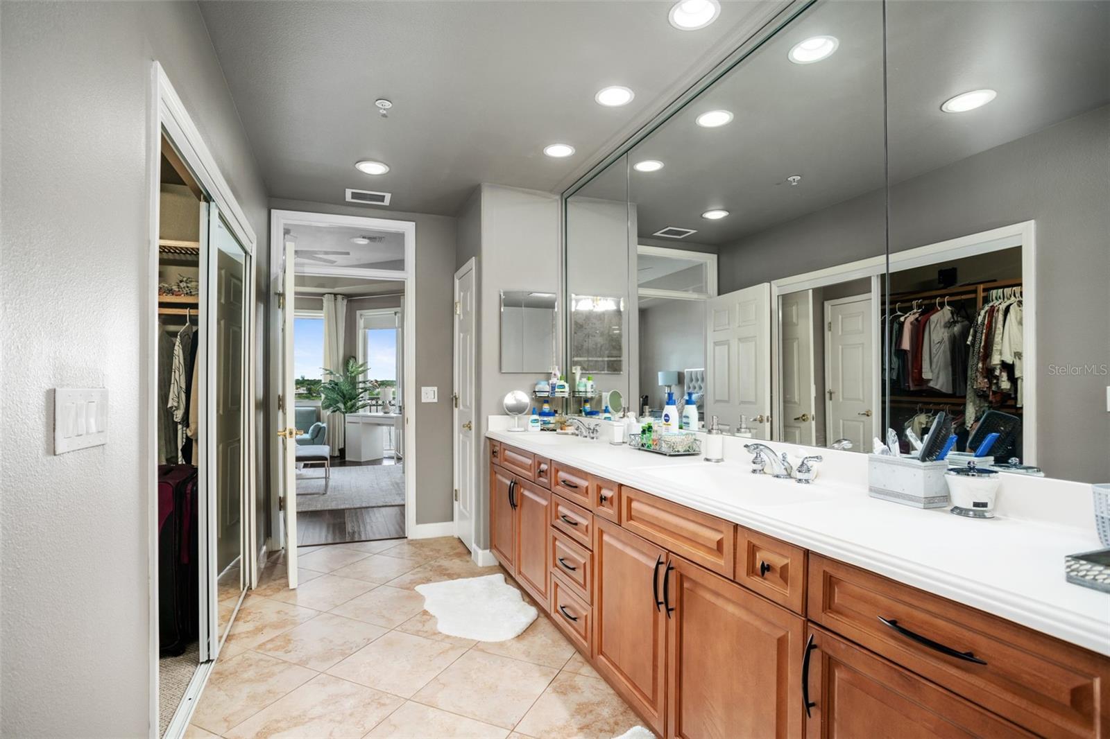 Listing photo id 28 for 8743 The Esplanade  24