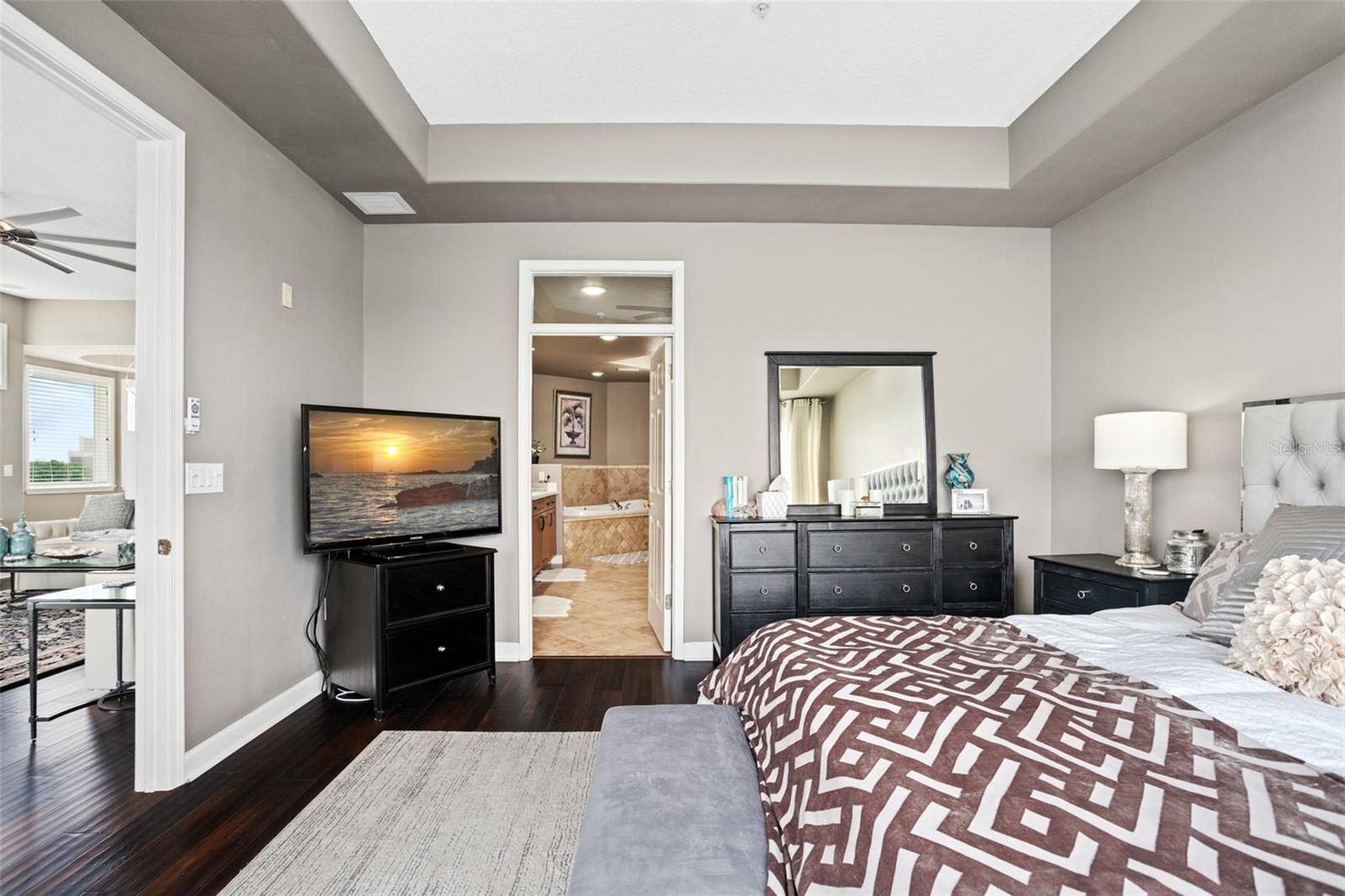 Listing photo id 29 for 8743 The Esplanade  24