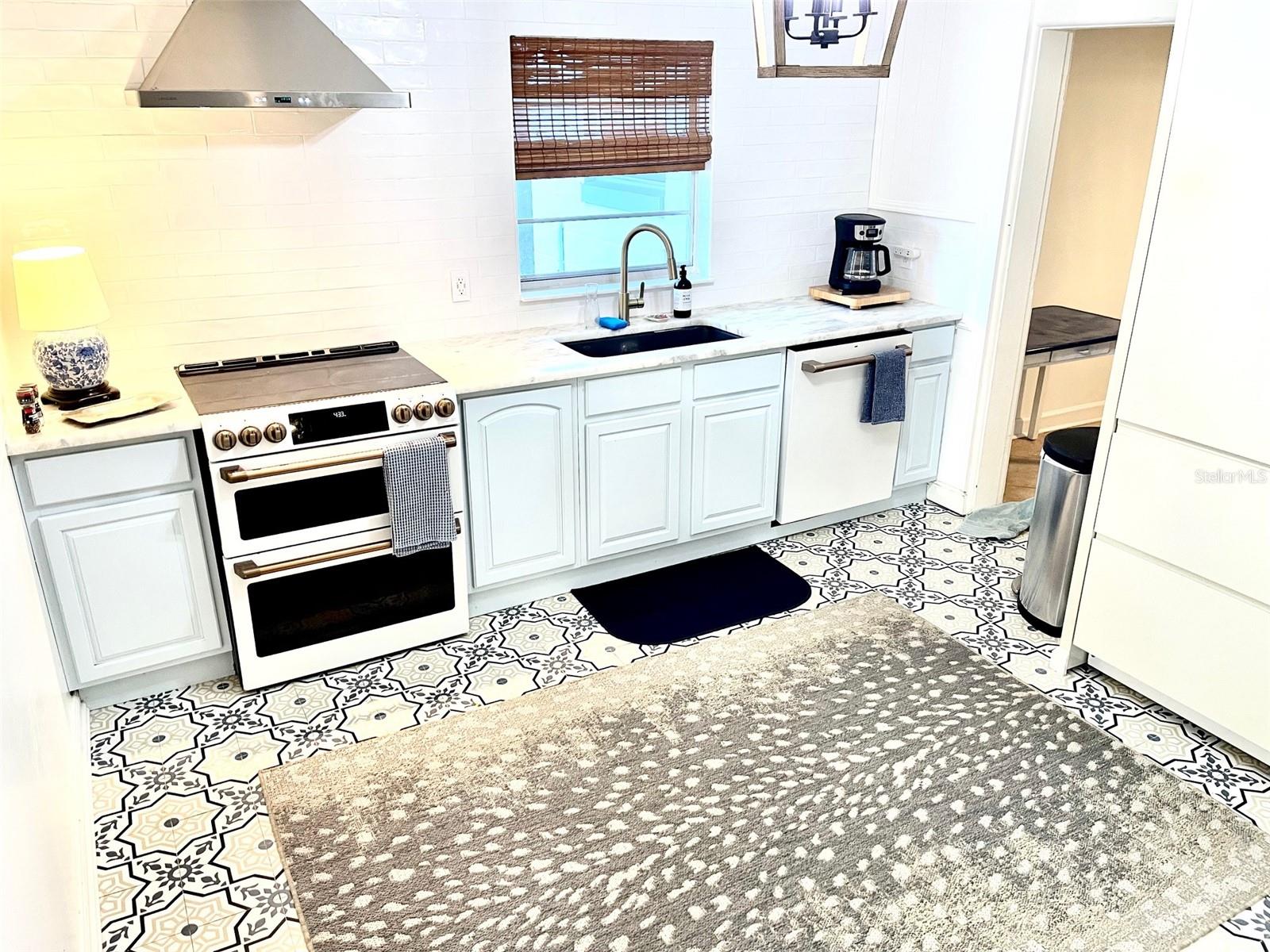 Image 5 of 13 For 2176 Crandon Avenue