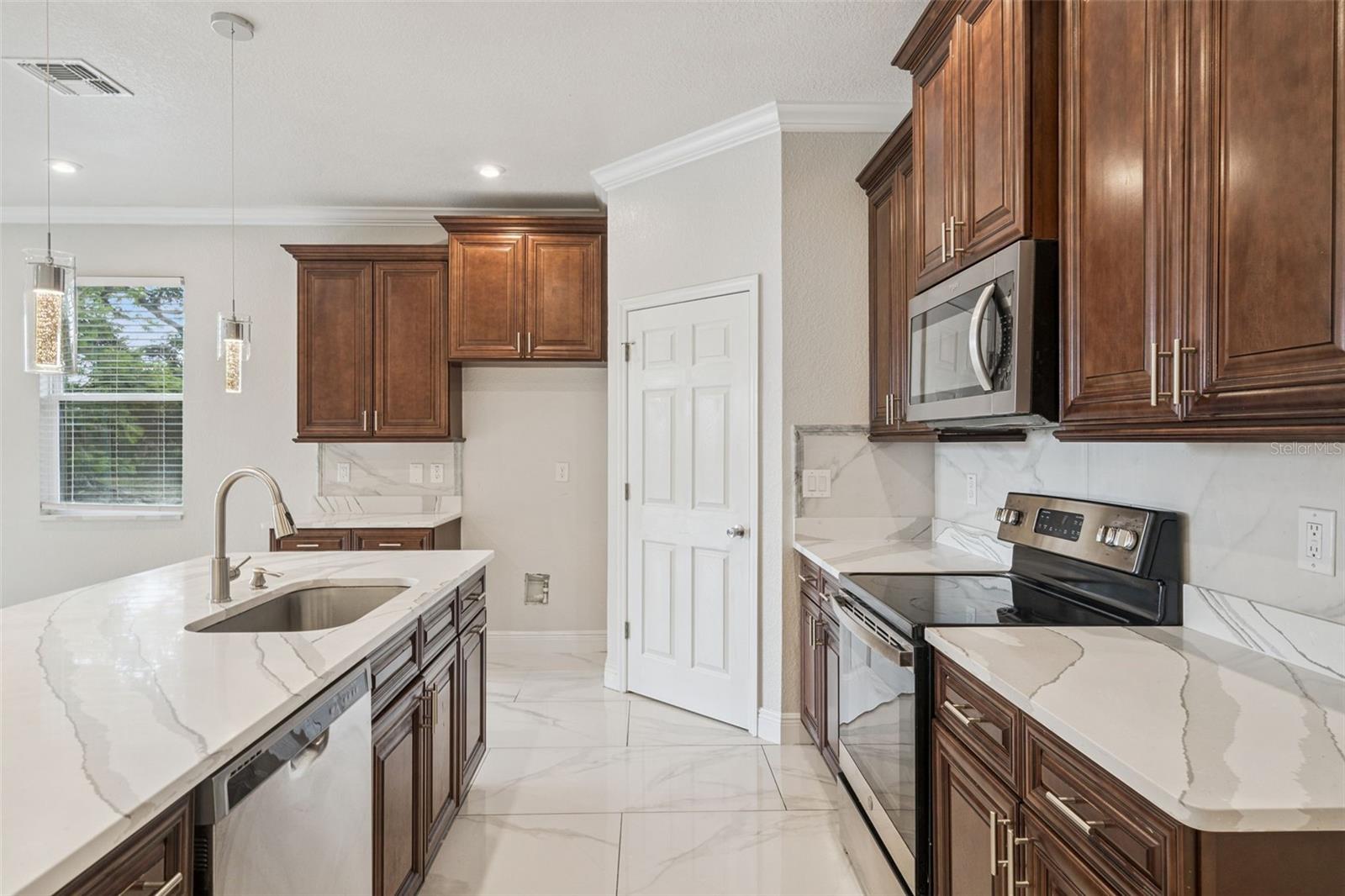 Listing photo id 8 for 520 Lemon Street