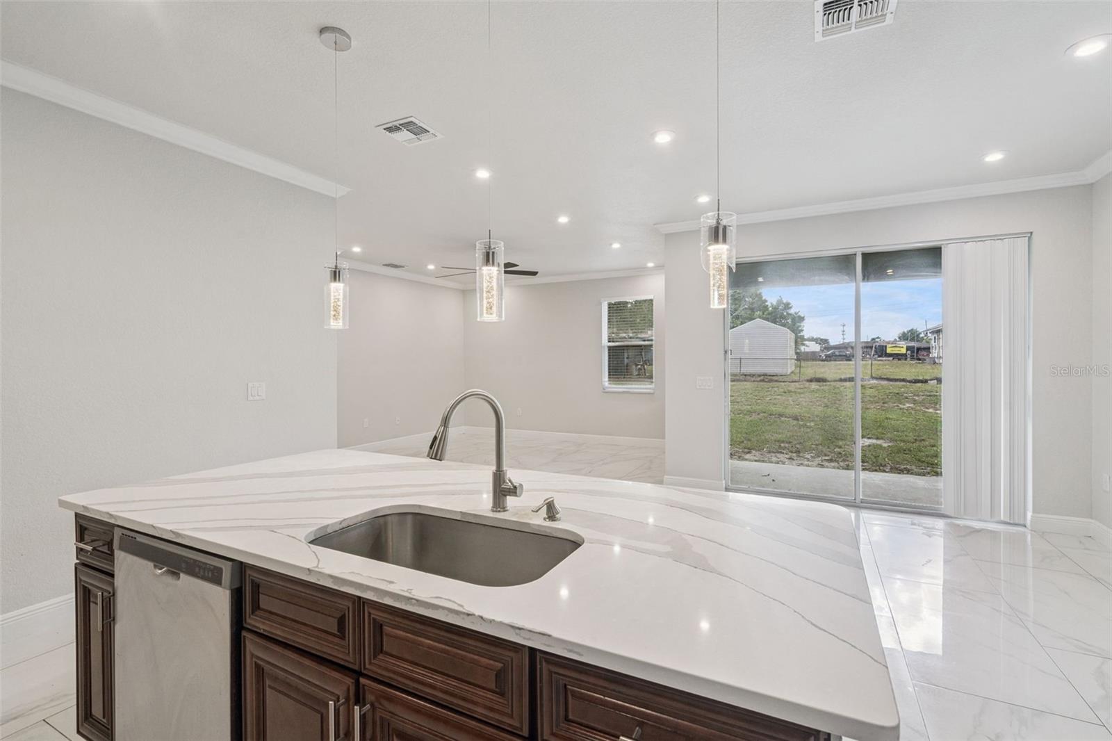 Listing photo id 10 for 520 Lemon Street