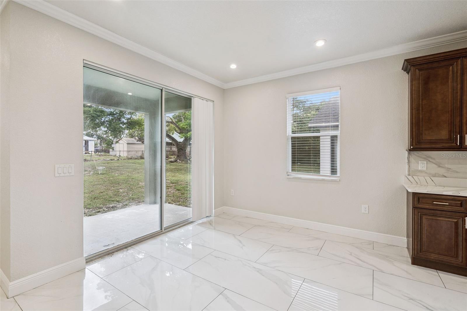Listing photo id 11 for 520 Lemon Street