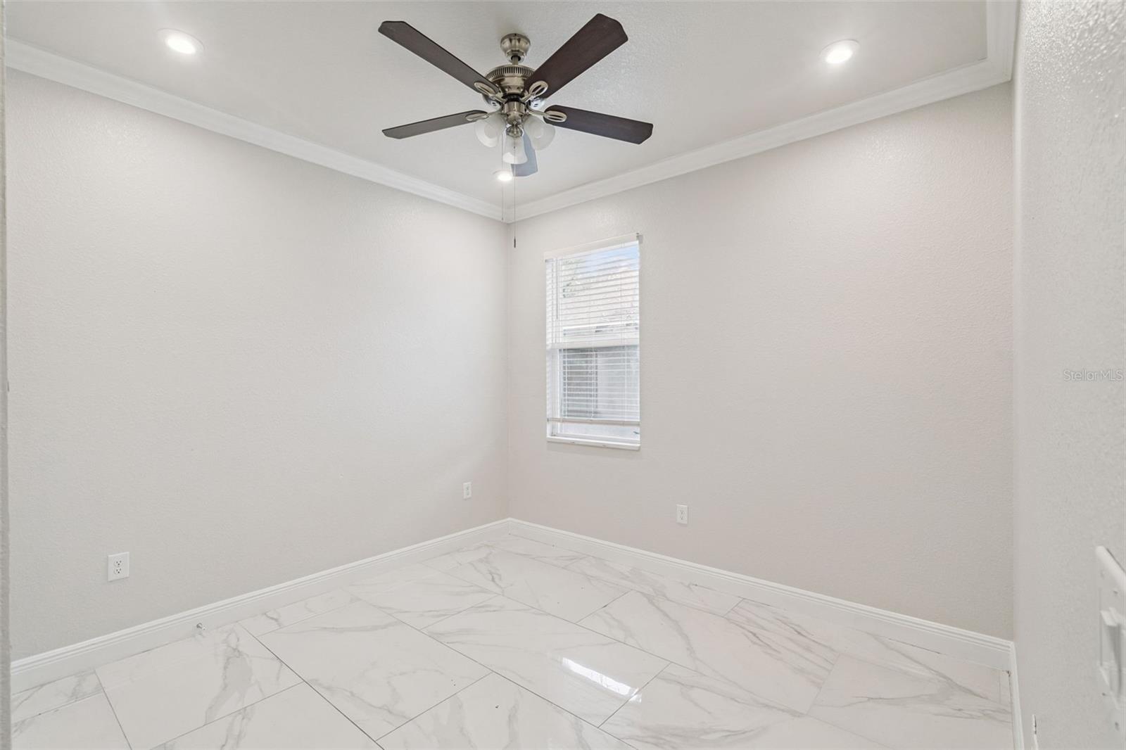 Listing photo id 14 for 520 Lemon Street