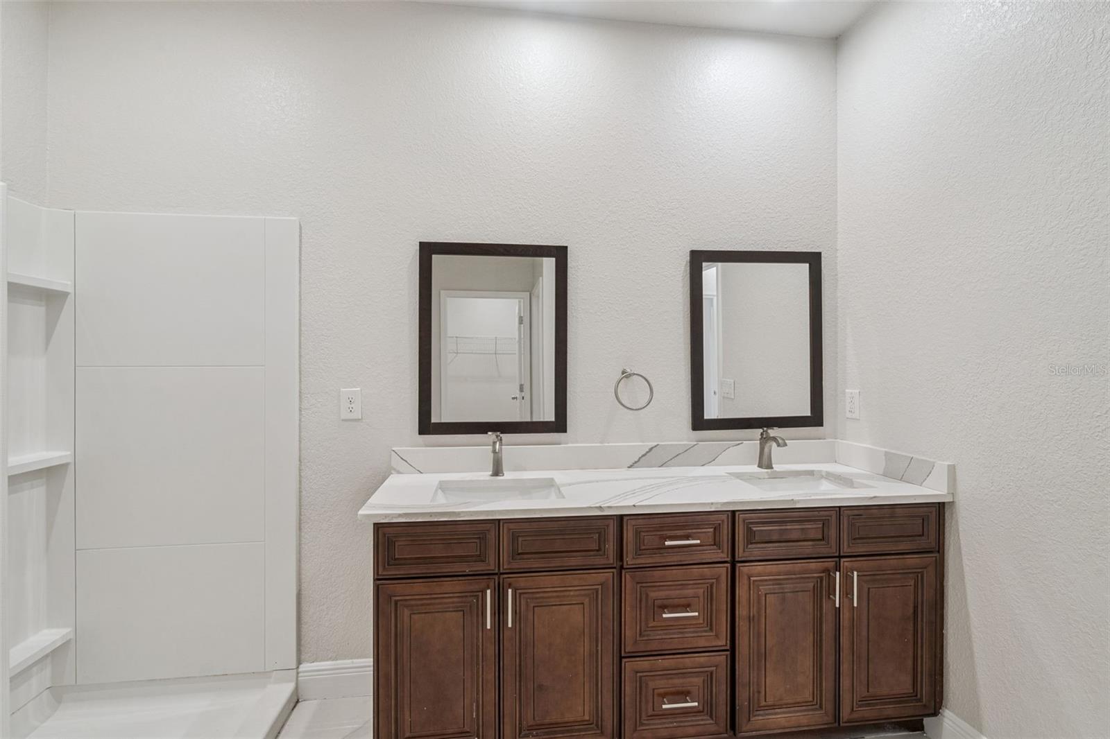 Listing photo id 16 for 520 Lemon Street