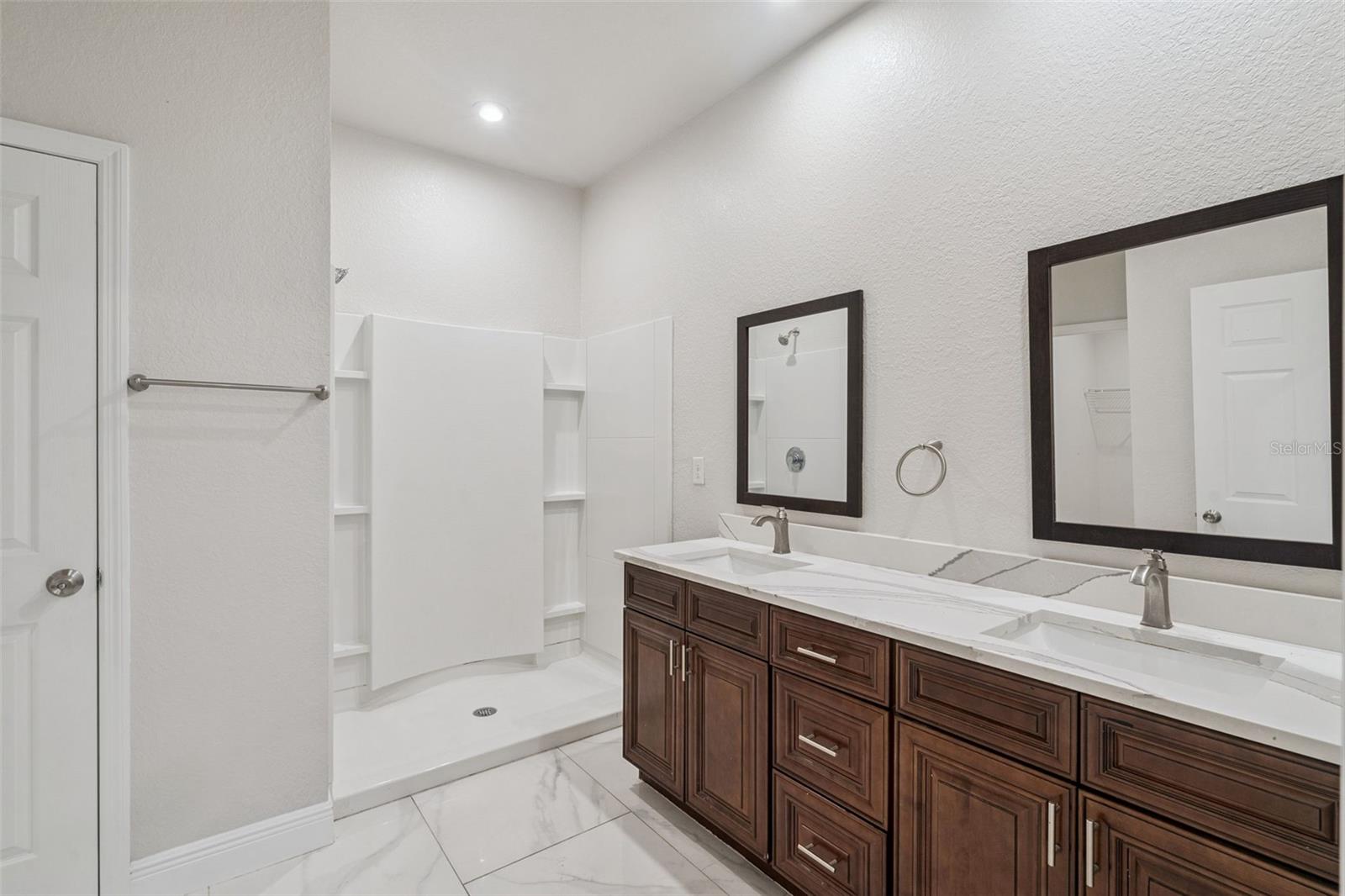 Listing photo id 25 for 520 Lemon Street