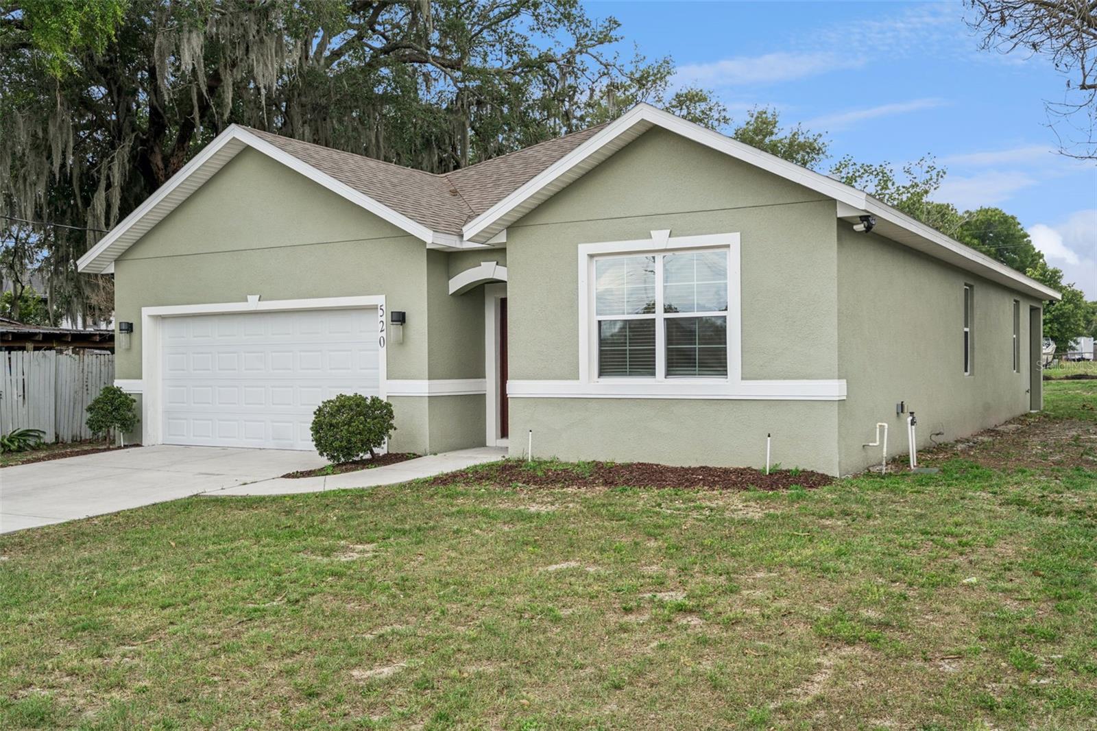 Listing photo id 2 for 520 Lemon Street