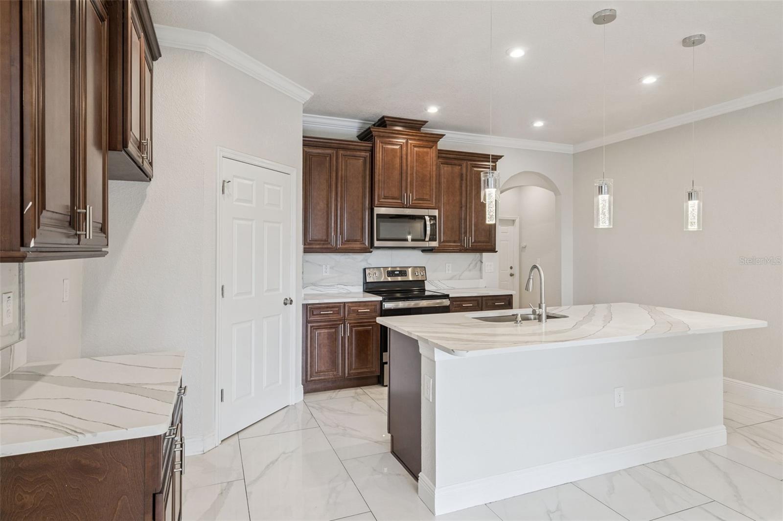Listing photo id 6 for 520 Lemon Street