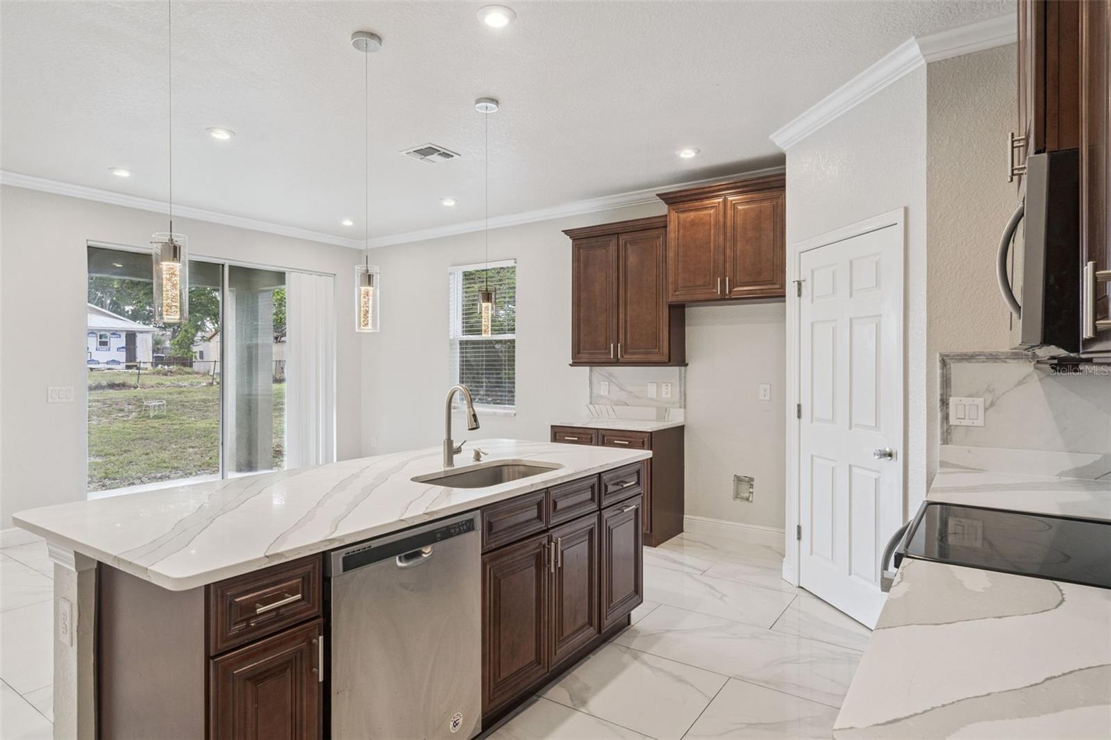 Listing photo id 7 for 520 Lemon Street