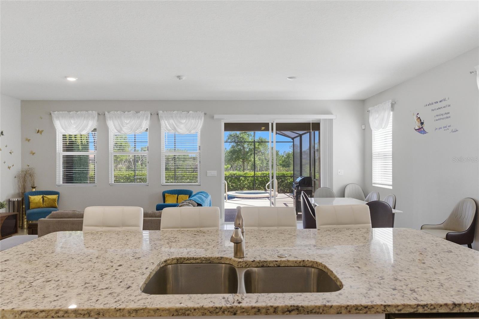 Listing photo id 8 for 7635 Oakmoss Loop