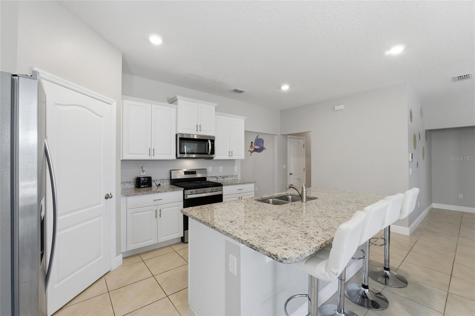 Listing photo id 9 for 7635 Oakmoss Loop