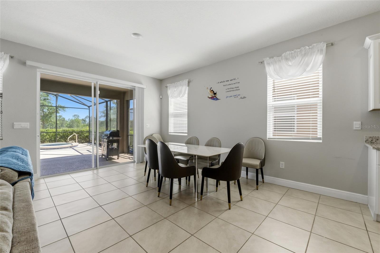 Listing photo id 11 for 7635 Oakmoss Loop