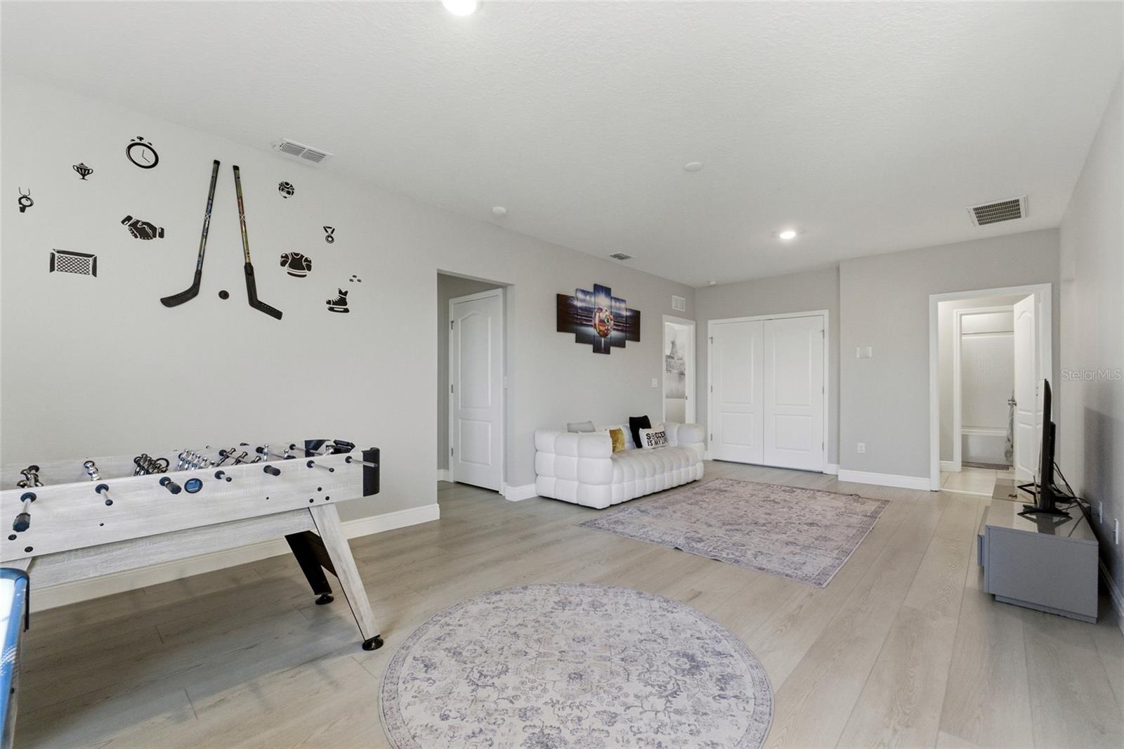 Listing photo id 13 for 7635 Oakmoss Loop