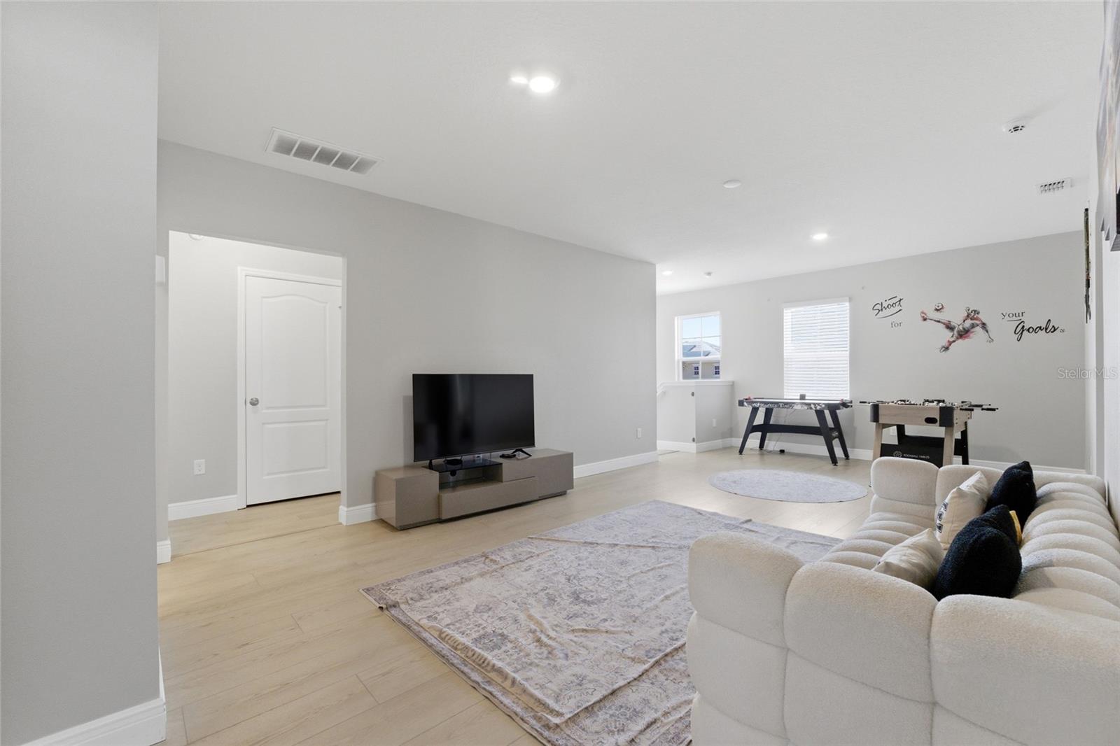 Listing photo id 14 for 7635 Oakmoss Loop