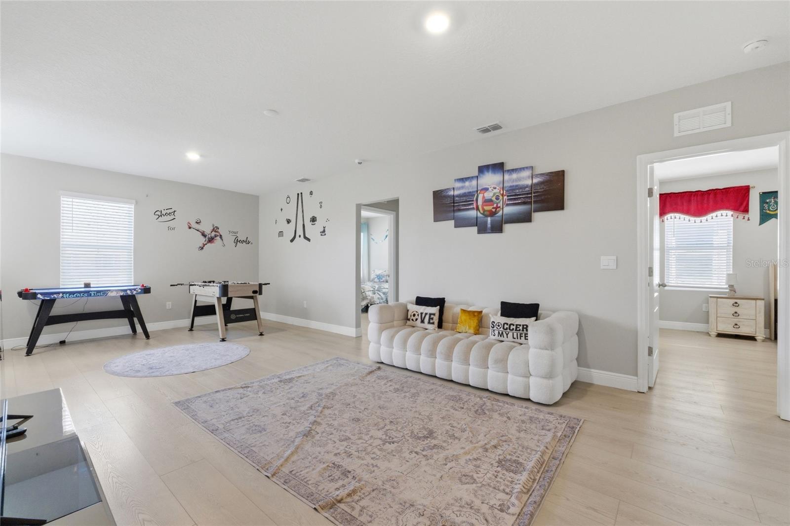 Listing photo id 15 for 7635 Oakmoss Loop