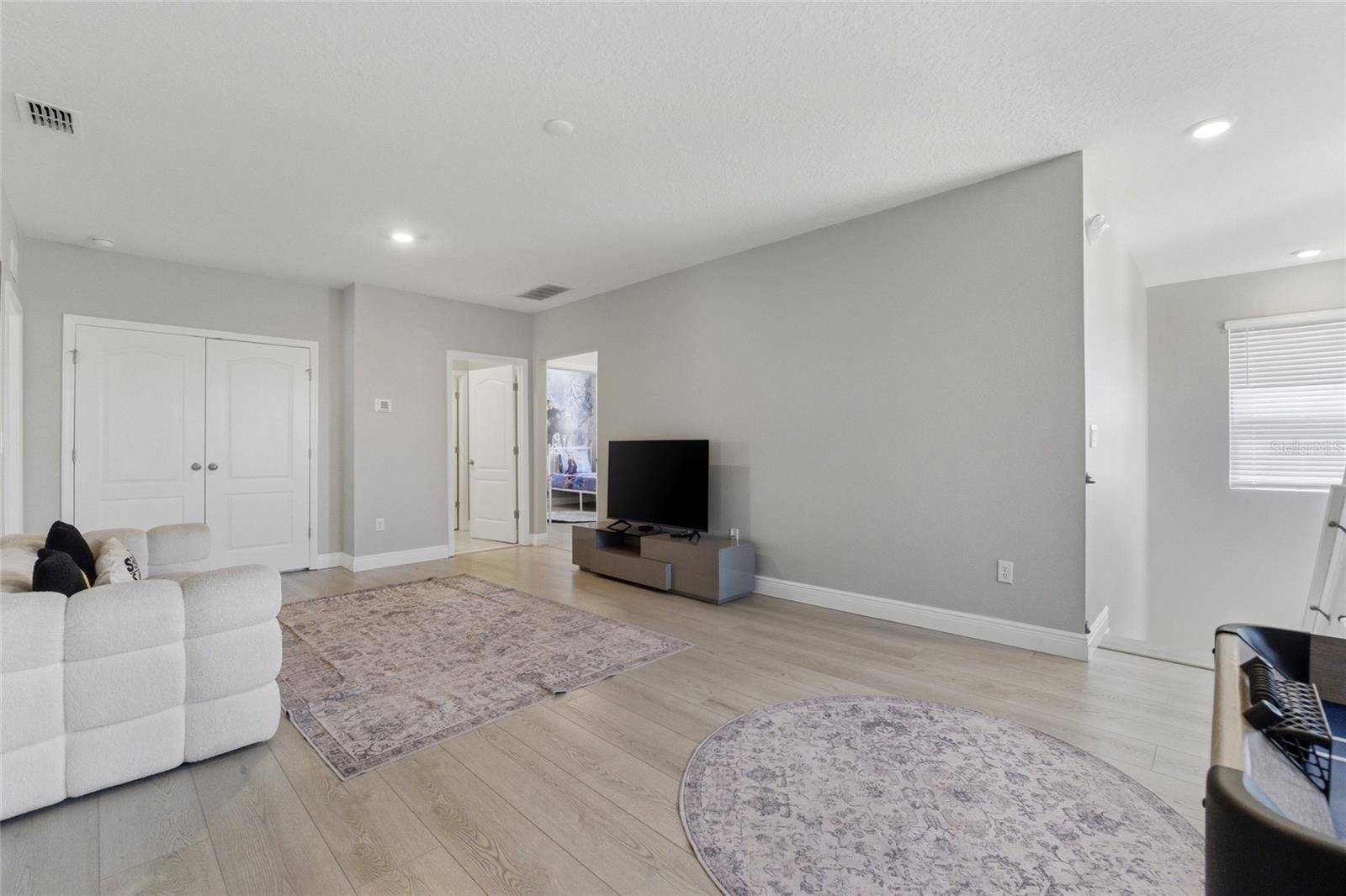 Listing photo id 16 for 7635 Oakmoss Loop