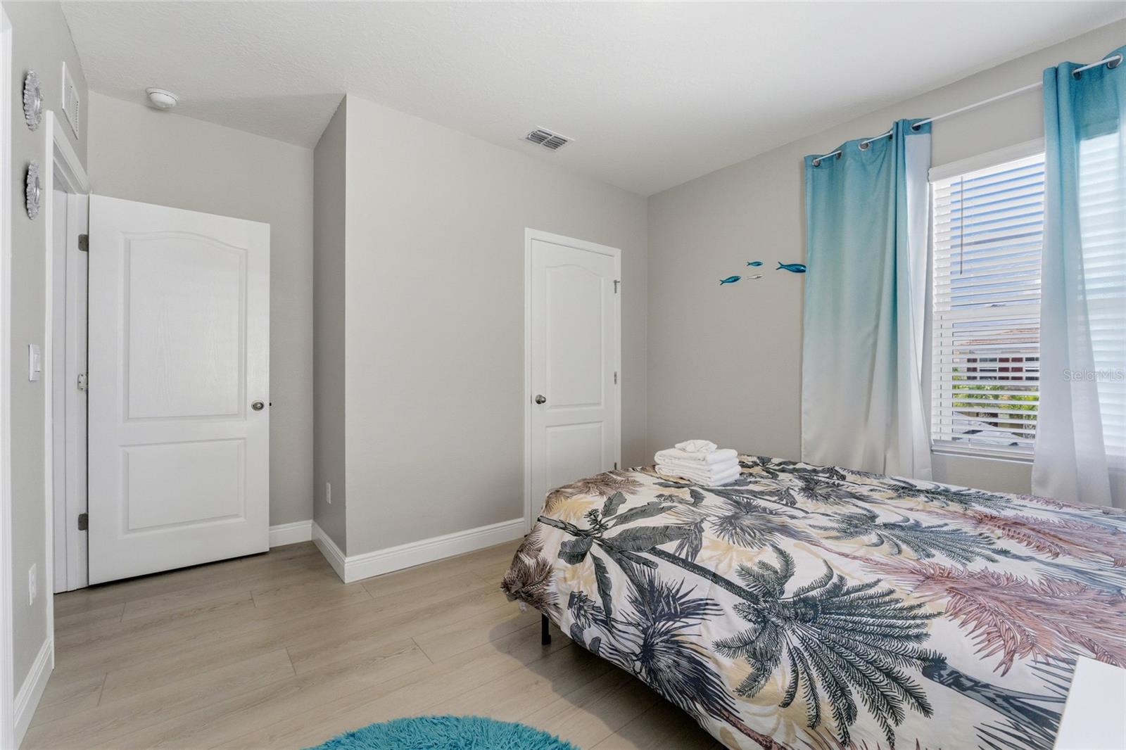 Listing photo id 18 for 7635 Oakmoss Loop