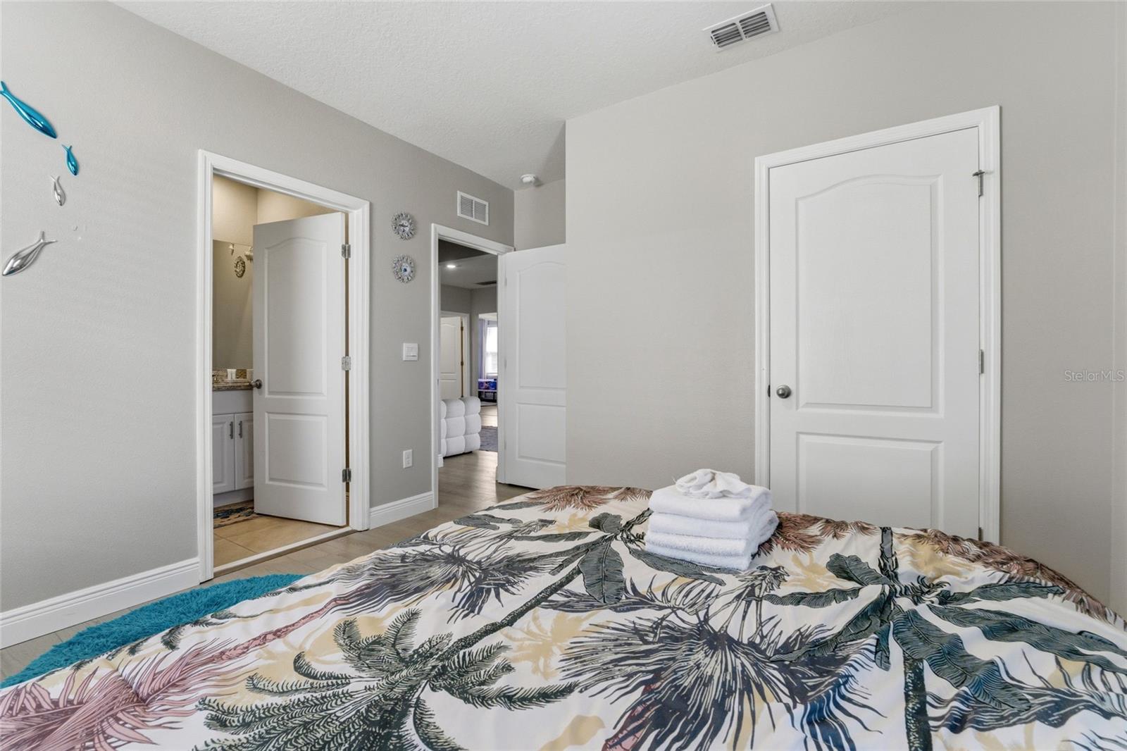 Listing photo id 19 for 7635 Oakmoss Loop