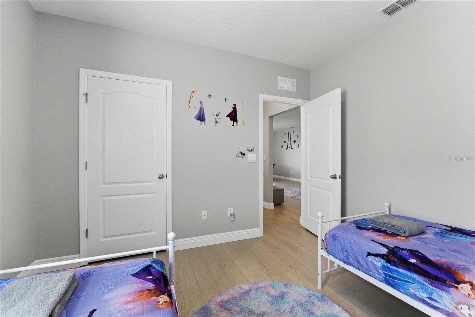 Listing photo id 32 for 7635 Oakmoss Loop