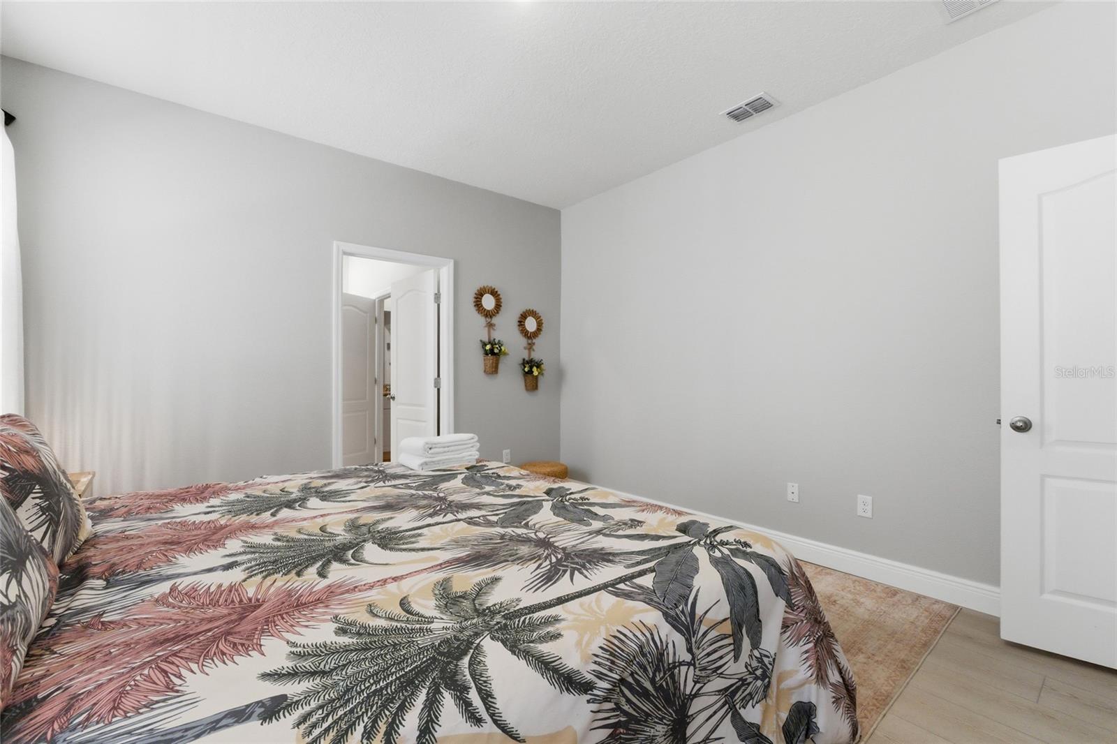 Listing photo id 43 for 7635 Oakmoss Loop