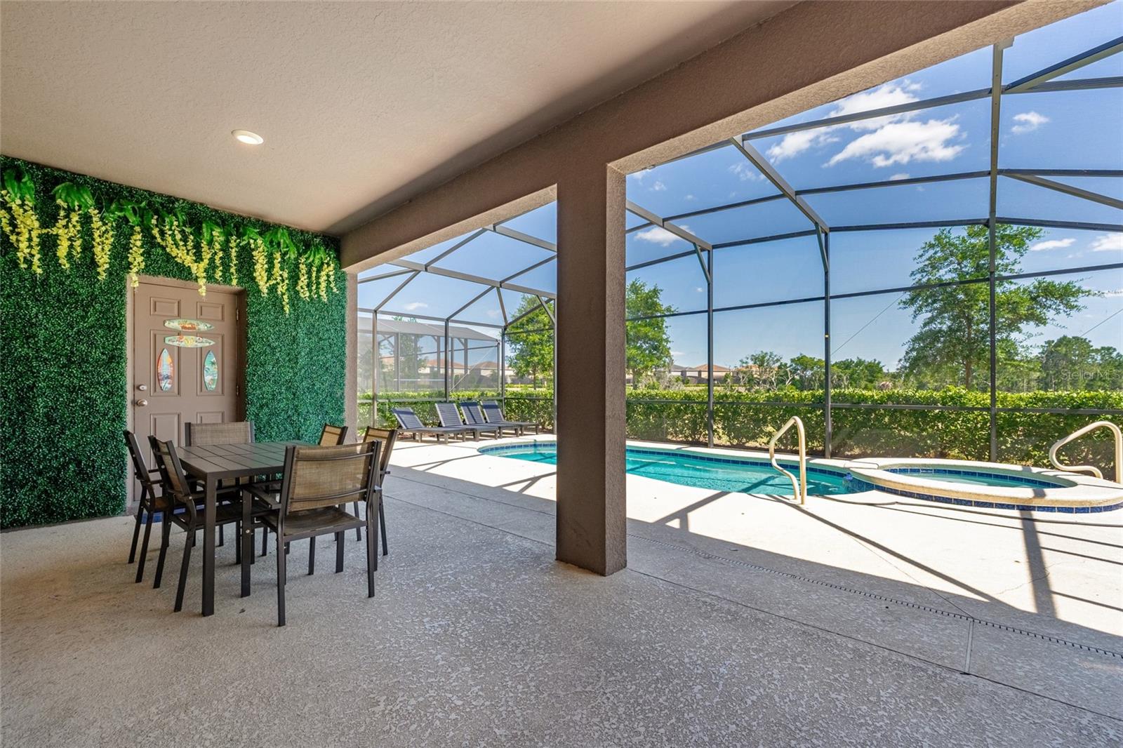 Listing photo id 51 for 7635 Oakmoss Loop