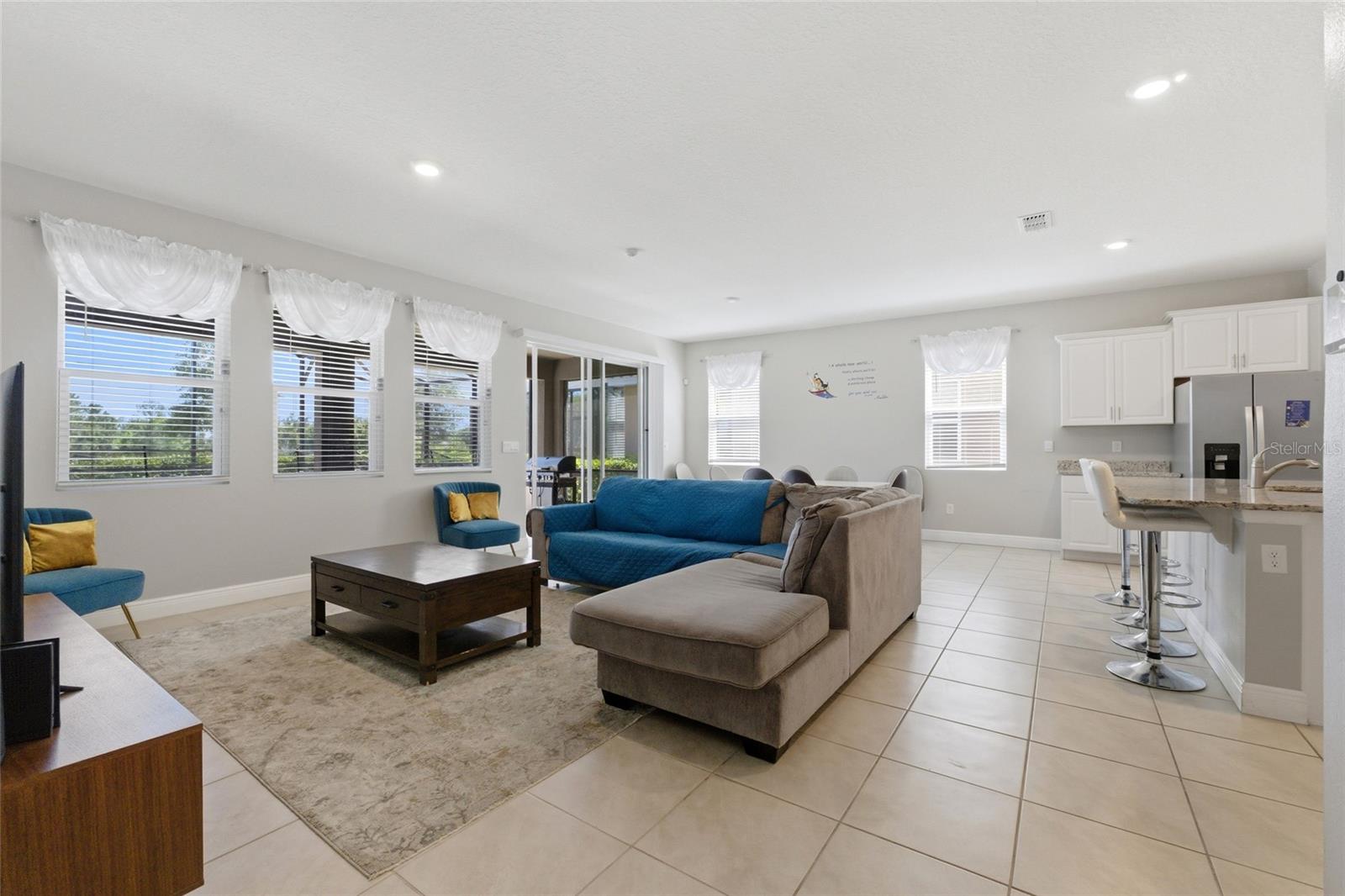 Listing photo id 4 for 7635 Oakmoss Loop