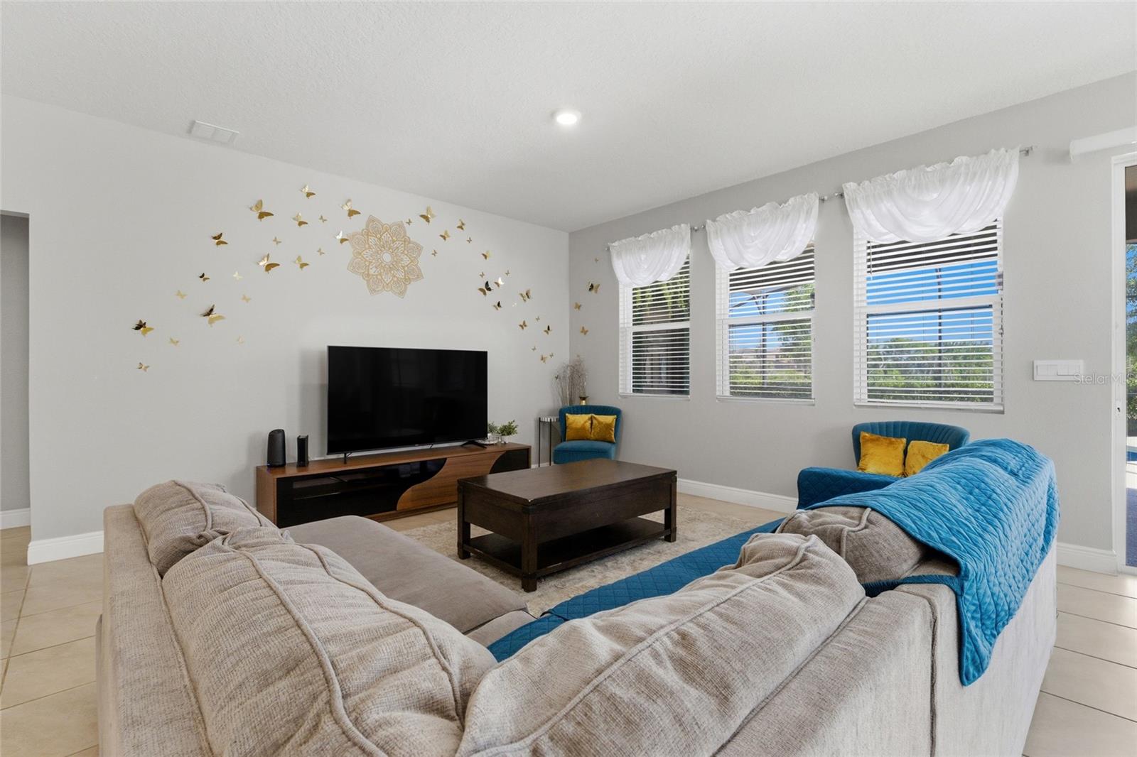 Listing photo id 5 for 7635 Oakmoss Loop