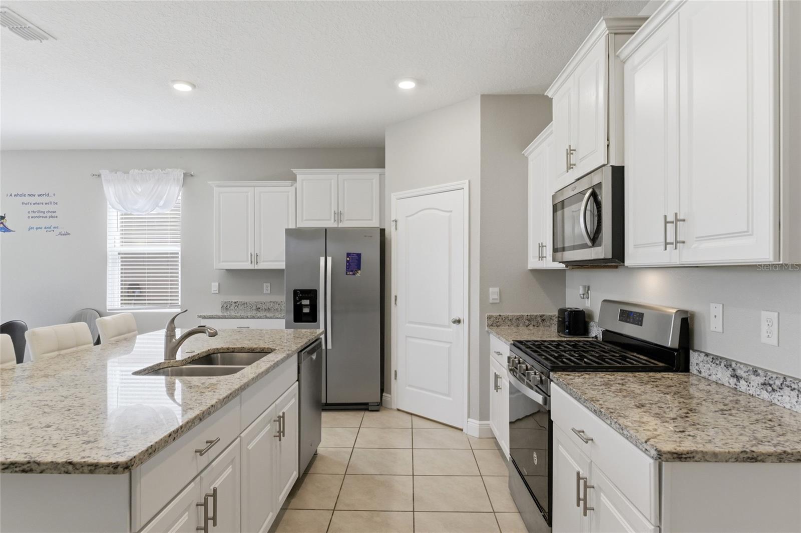 Listing photo id 7 for 7635 Oakmoss Loop