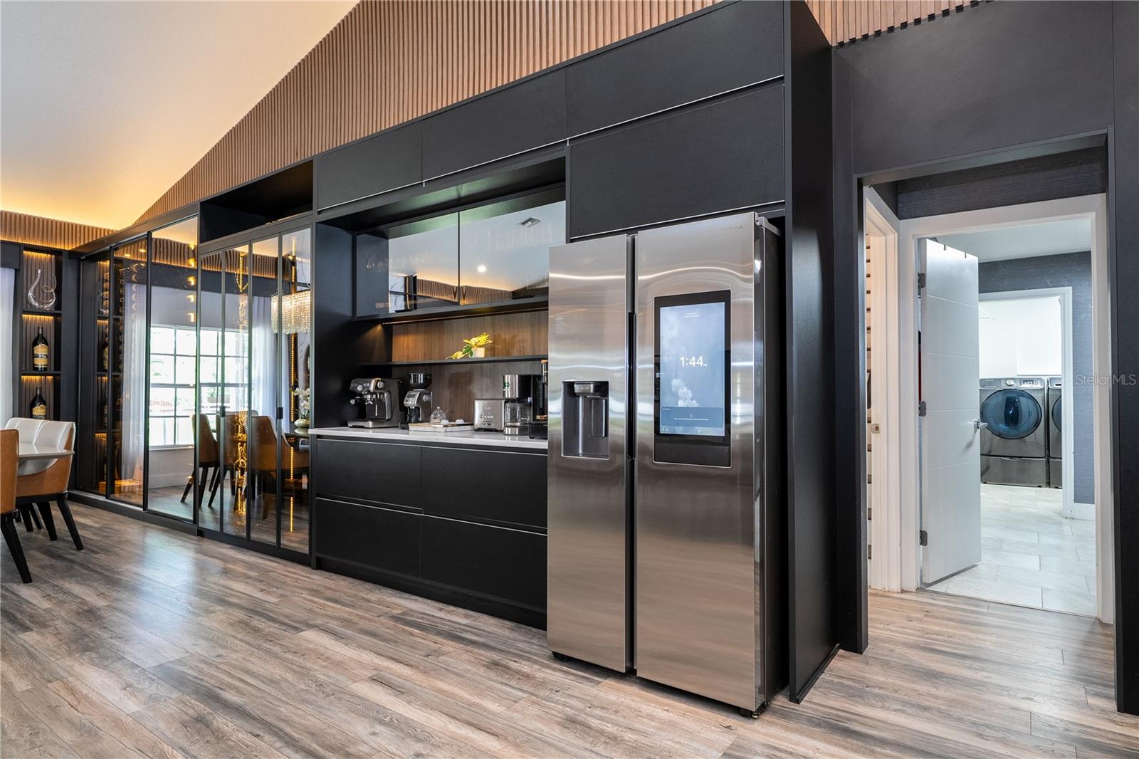 Listing photo id 9 for 8618 Benoit Avenue