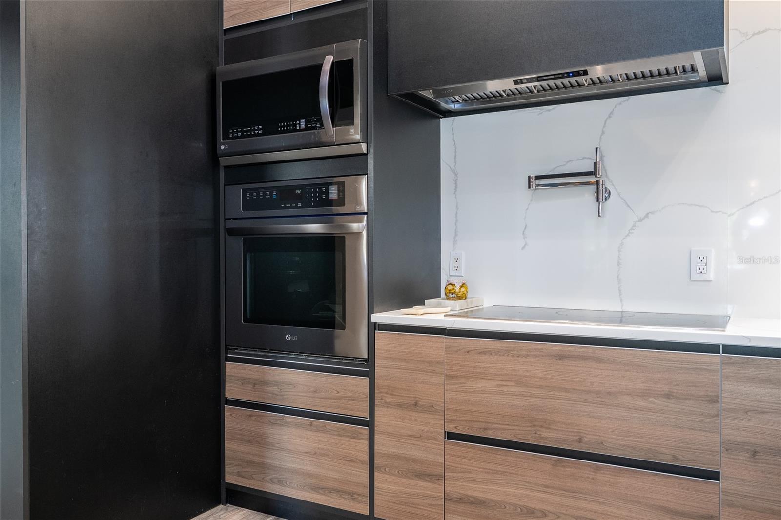 Listing photo id 12 for 8618 Benoit Avenue