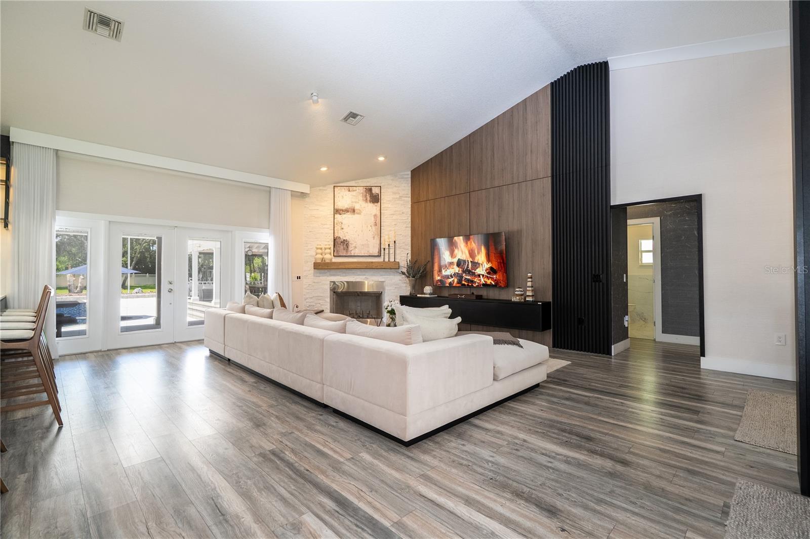 Listing photo id 19 for 8618 Benoit Avenue