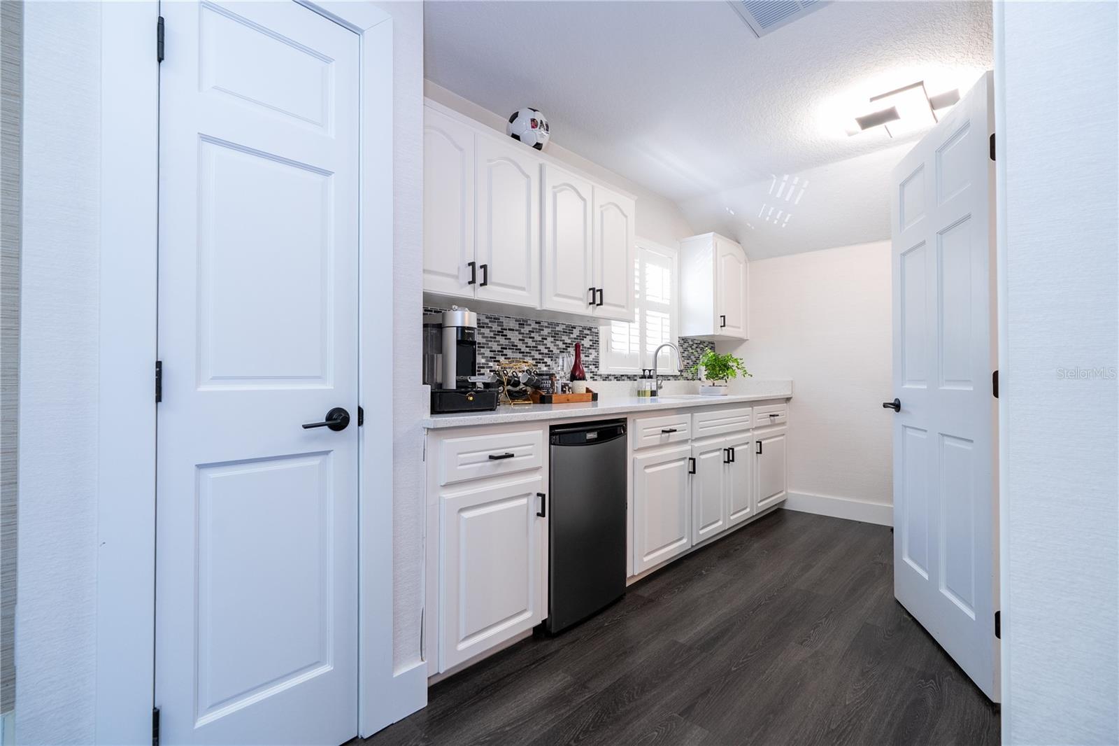 Listing photo id 34 for 8618 Benoit Avenue