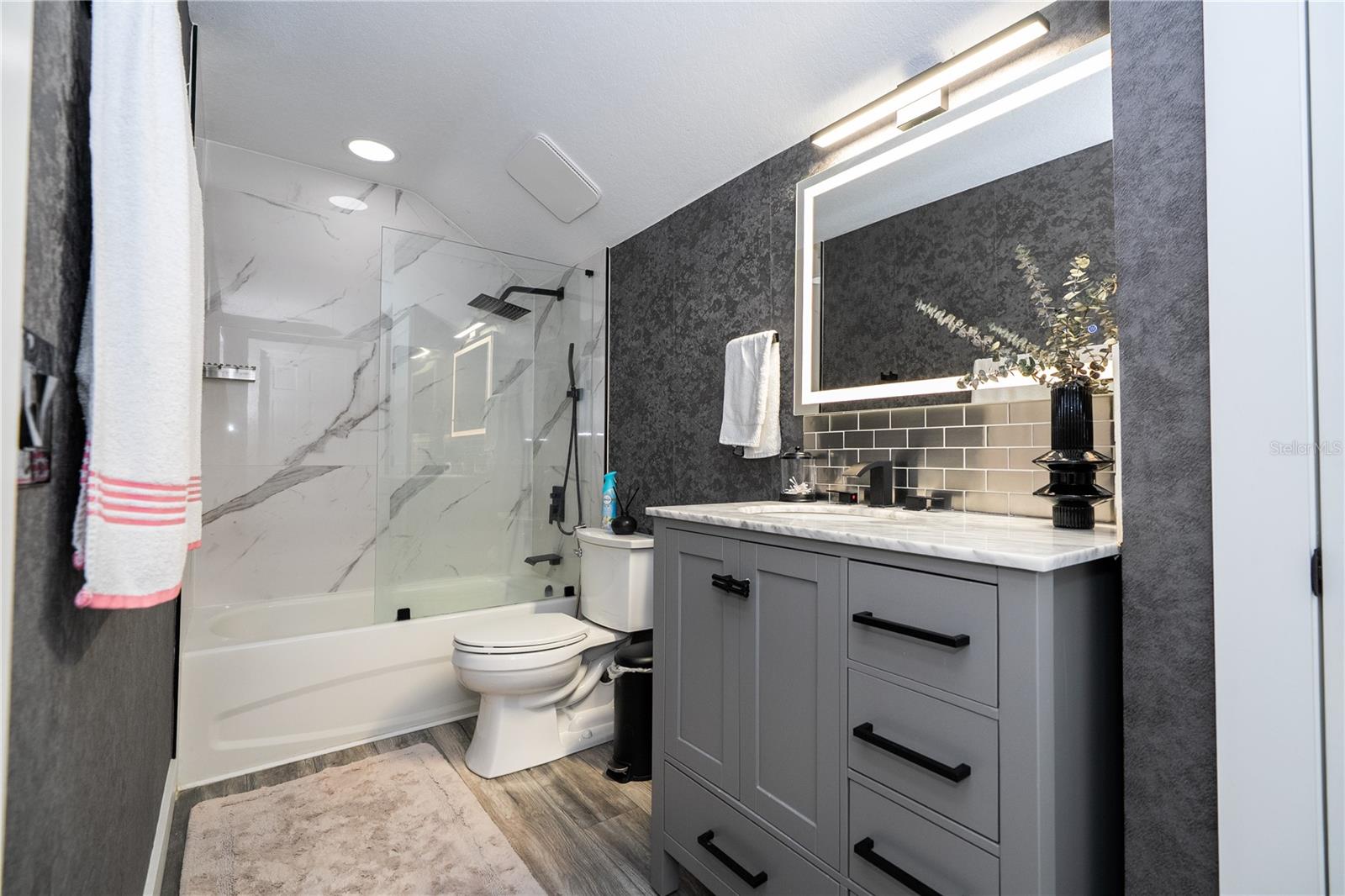 Listing photo id 35 for 8618 Benoit Avenue