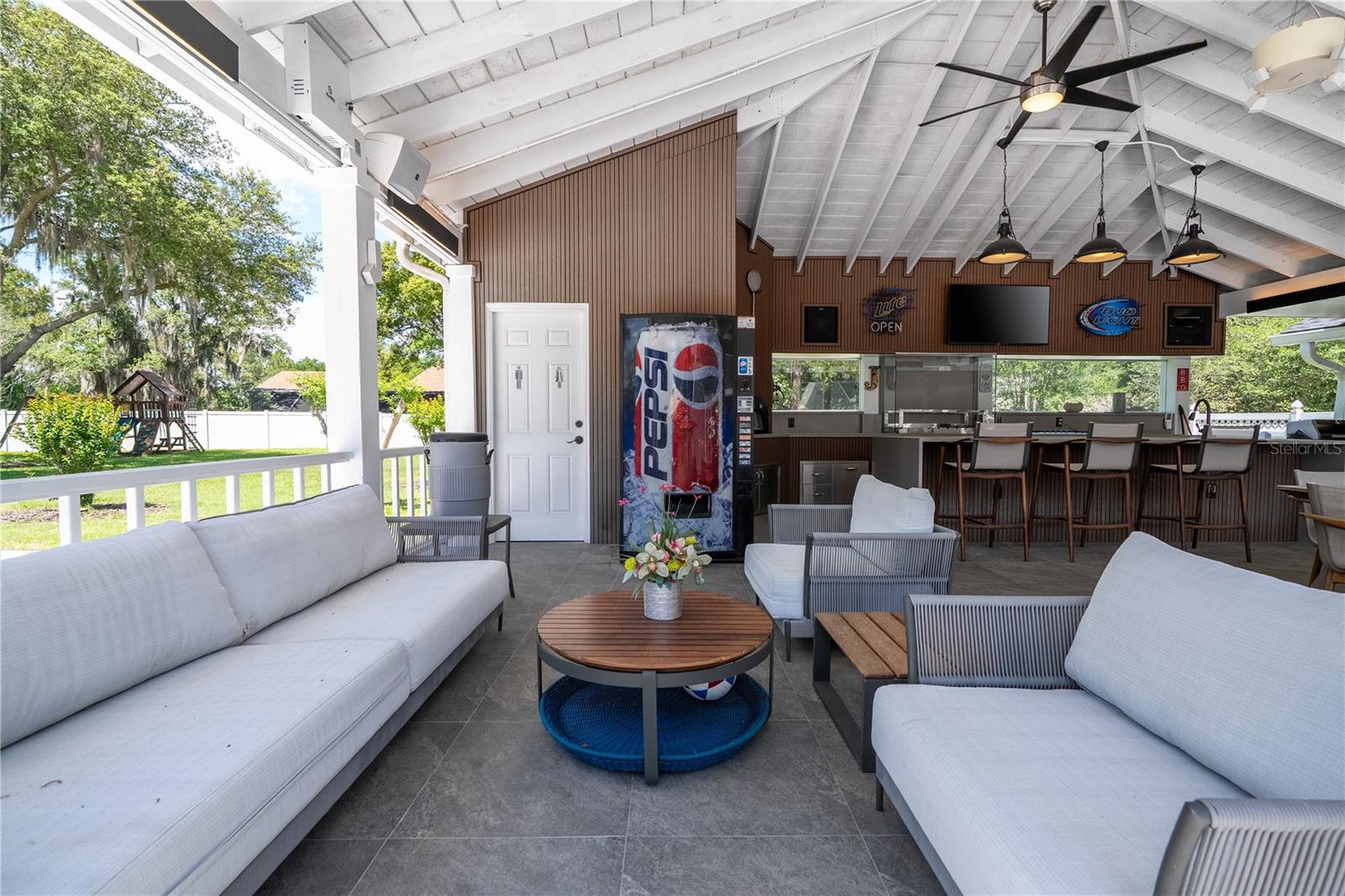 Listing photo id 41 for 8618 Benoit Avenue