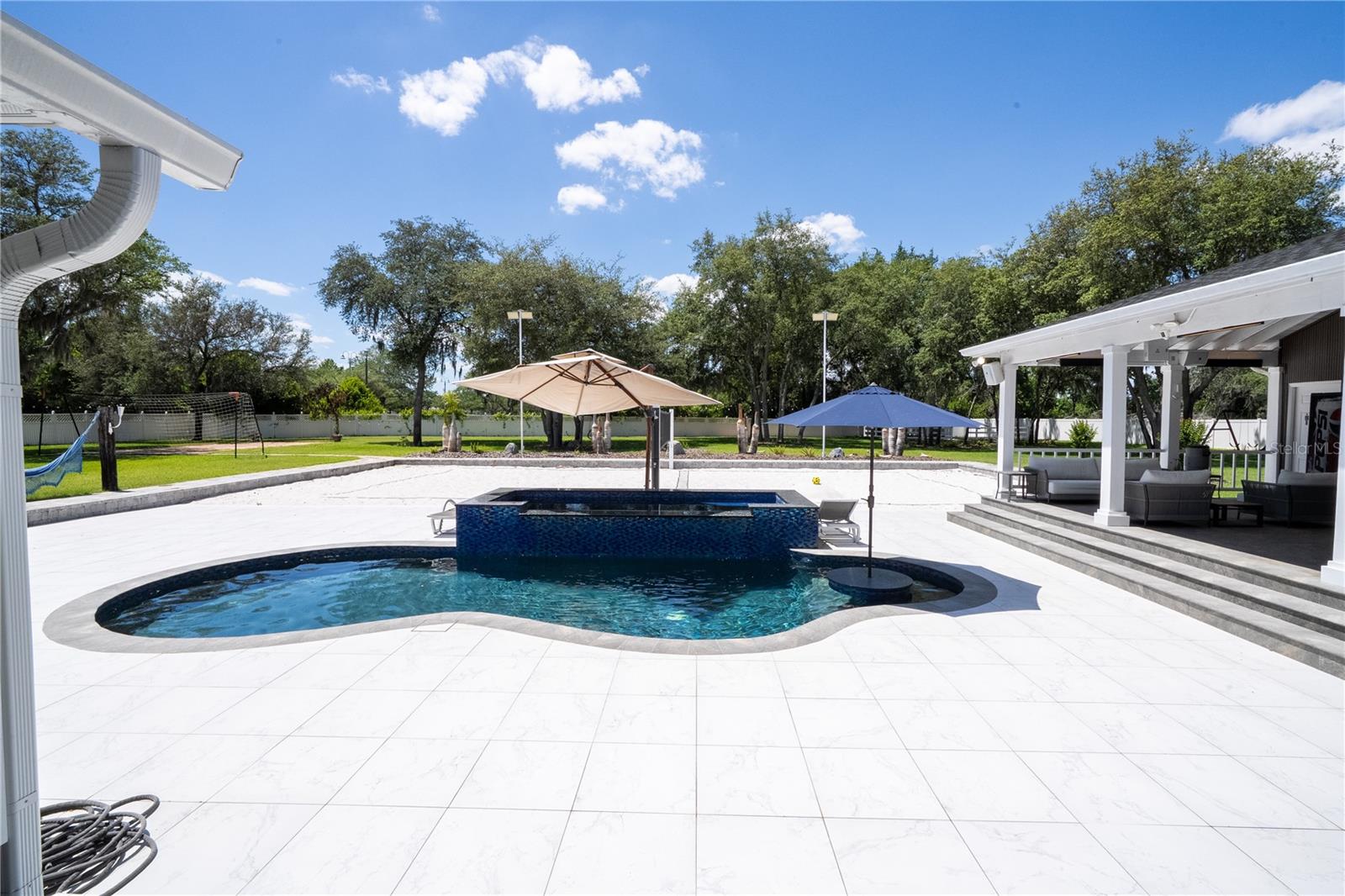 Listing photo id 47 for 8618 Benoit Avenue