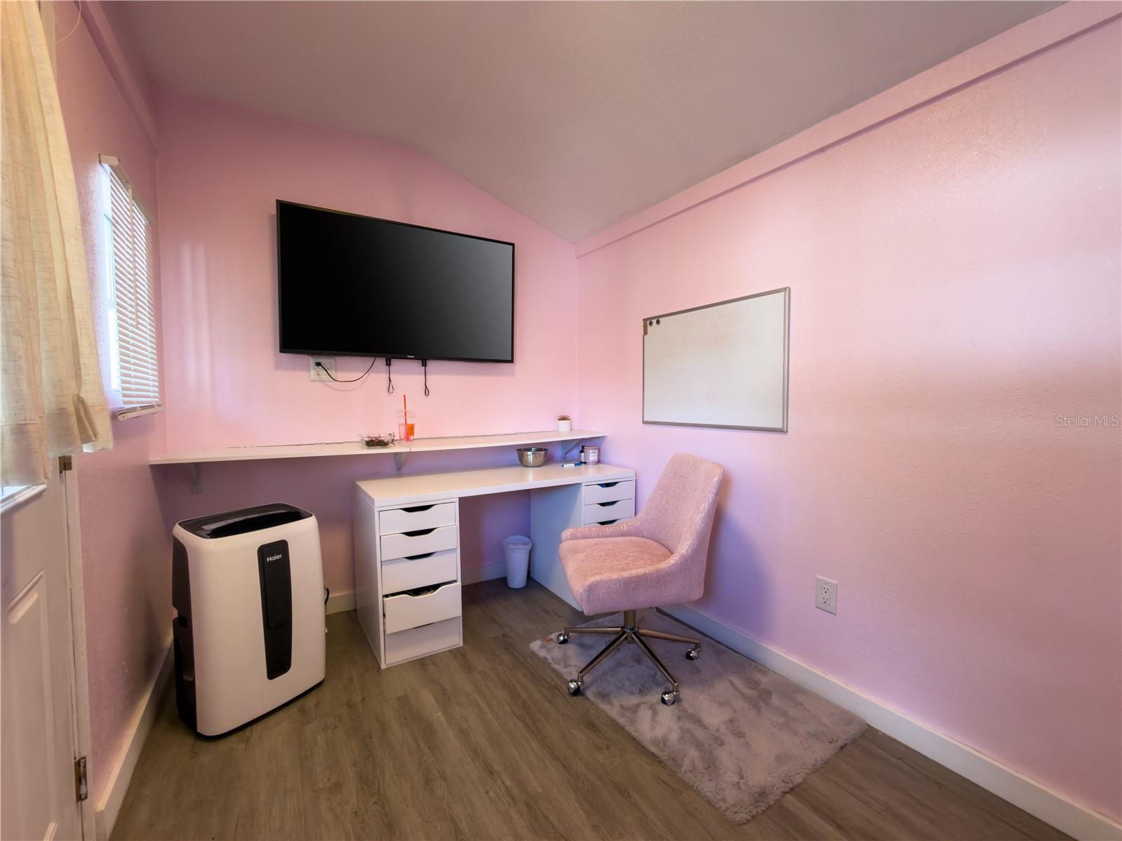 Listing photo id 57 for 8618 Benoit Avenue